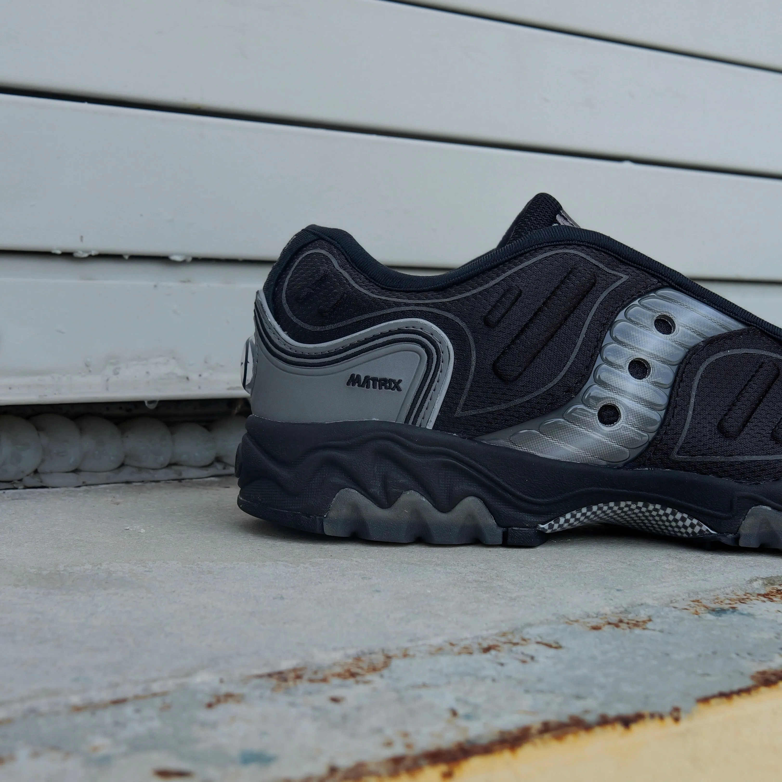 Saucony "Matrix" (Black/Metallic) loose - fit