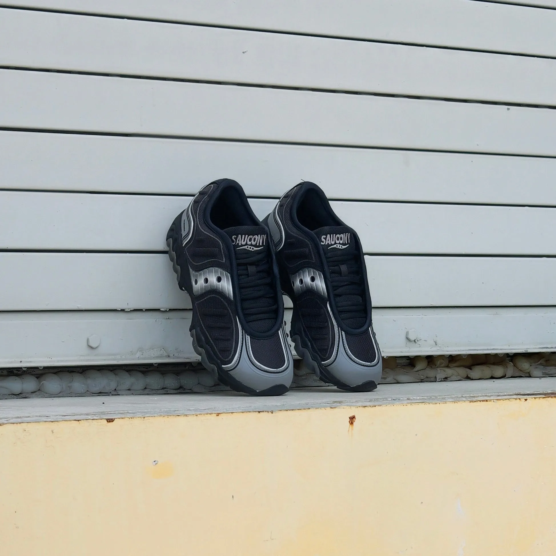 intricate Saucony "Matrix" (Black/Metallic)