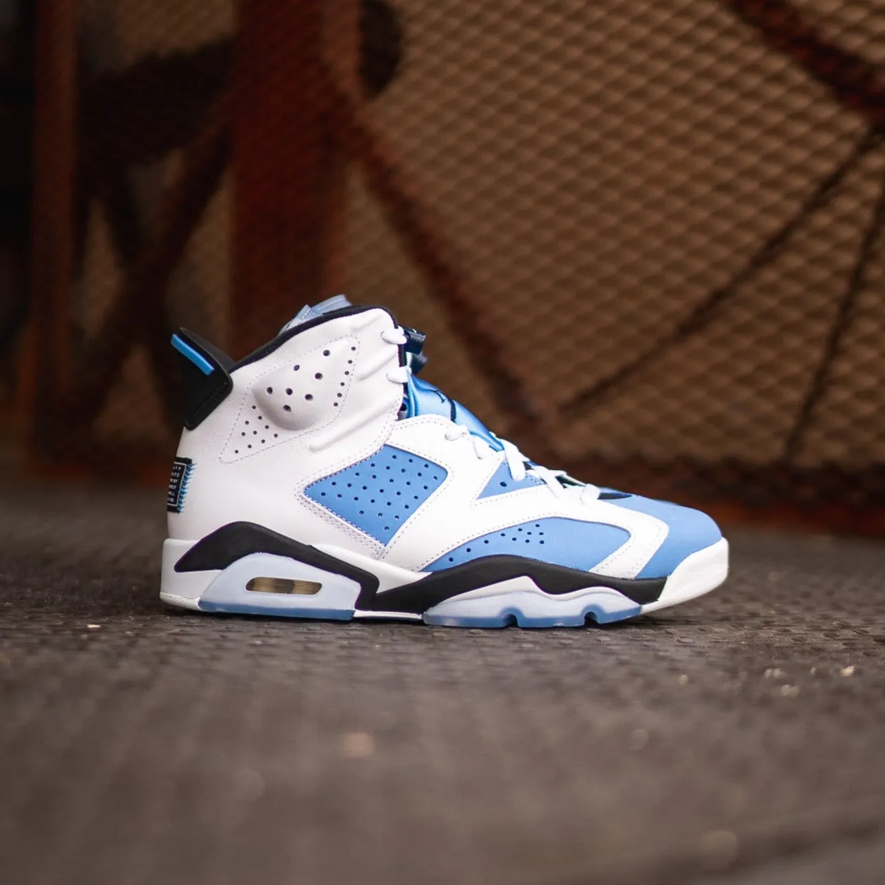 Air Jordan Retro 6 (UNC) inviting