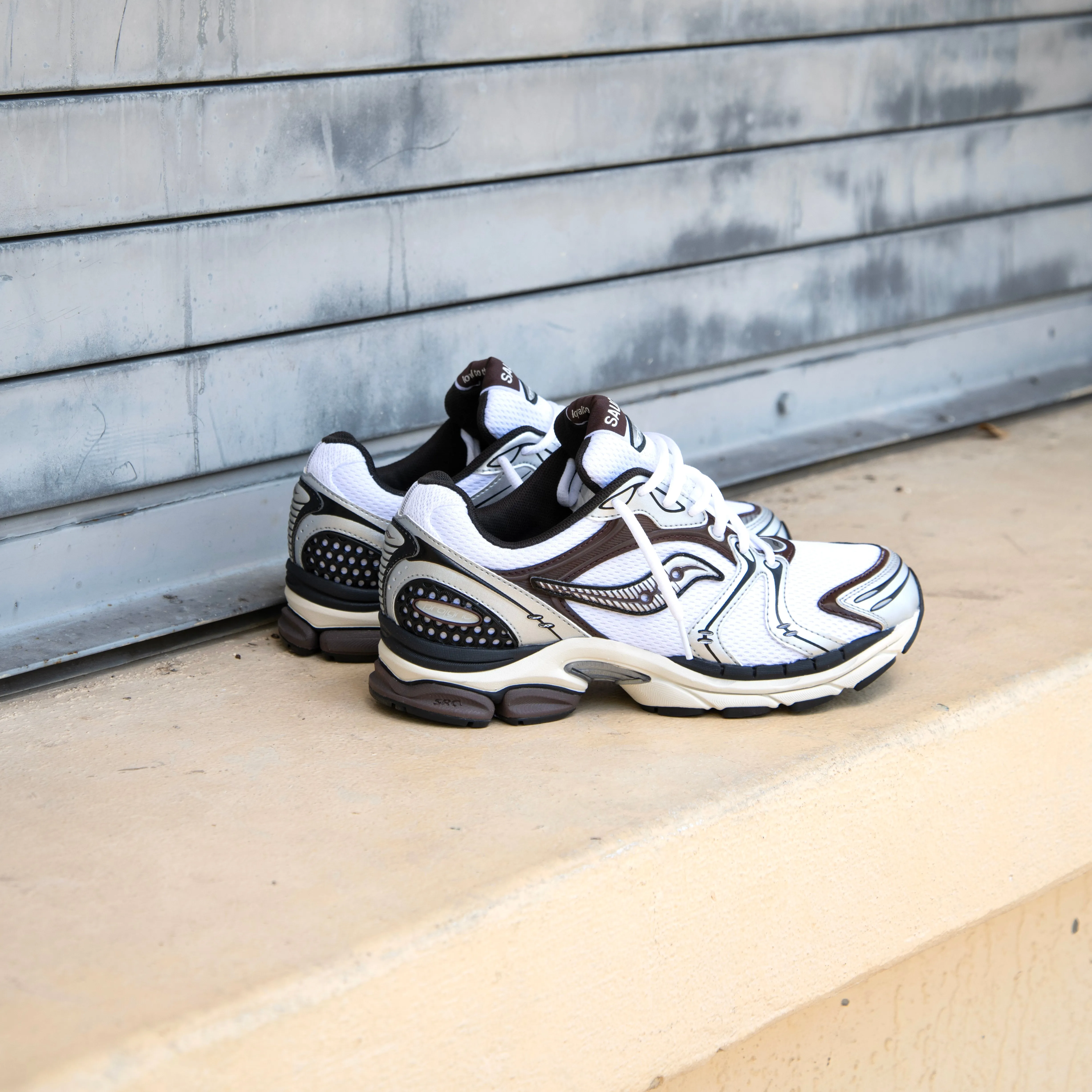 Trend-setting tie - up style Mens Saucony ProGrid Triumph 4 (Silver/Chrome)