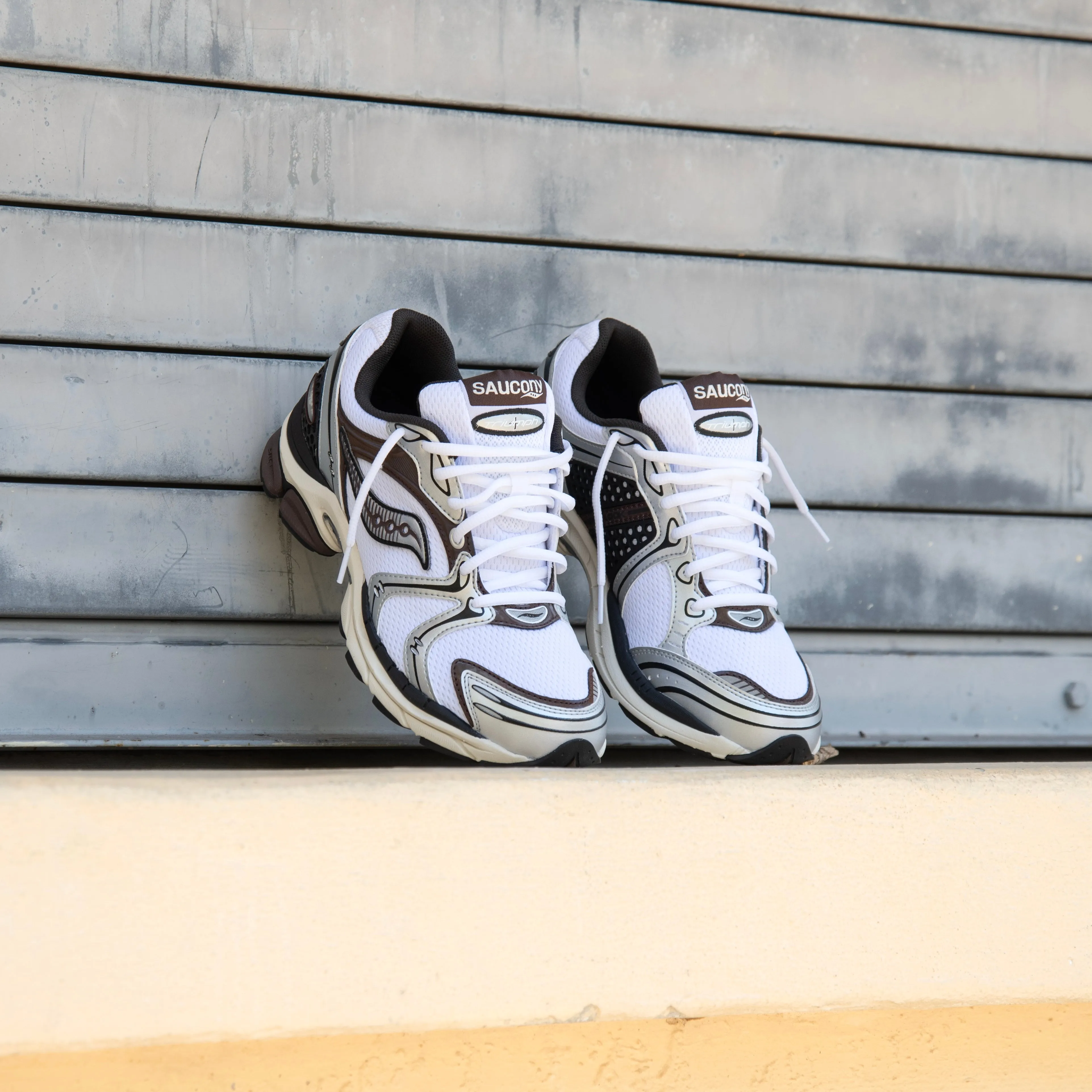 Mens Saucony ProGrid Triumph 4 (Silver/Chrome) Supportive basketball players - specific functions