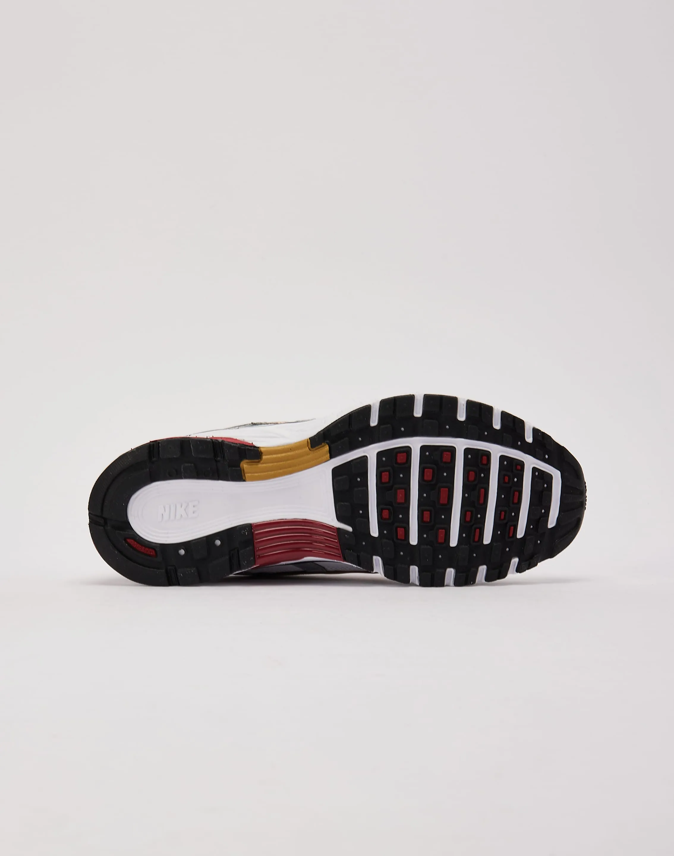 Nike P-6000 Quick Movement Fitted Design