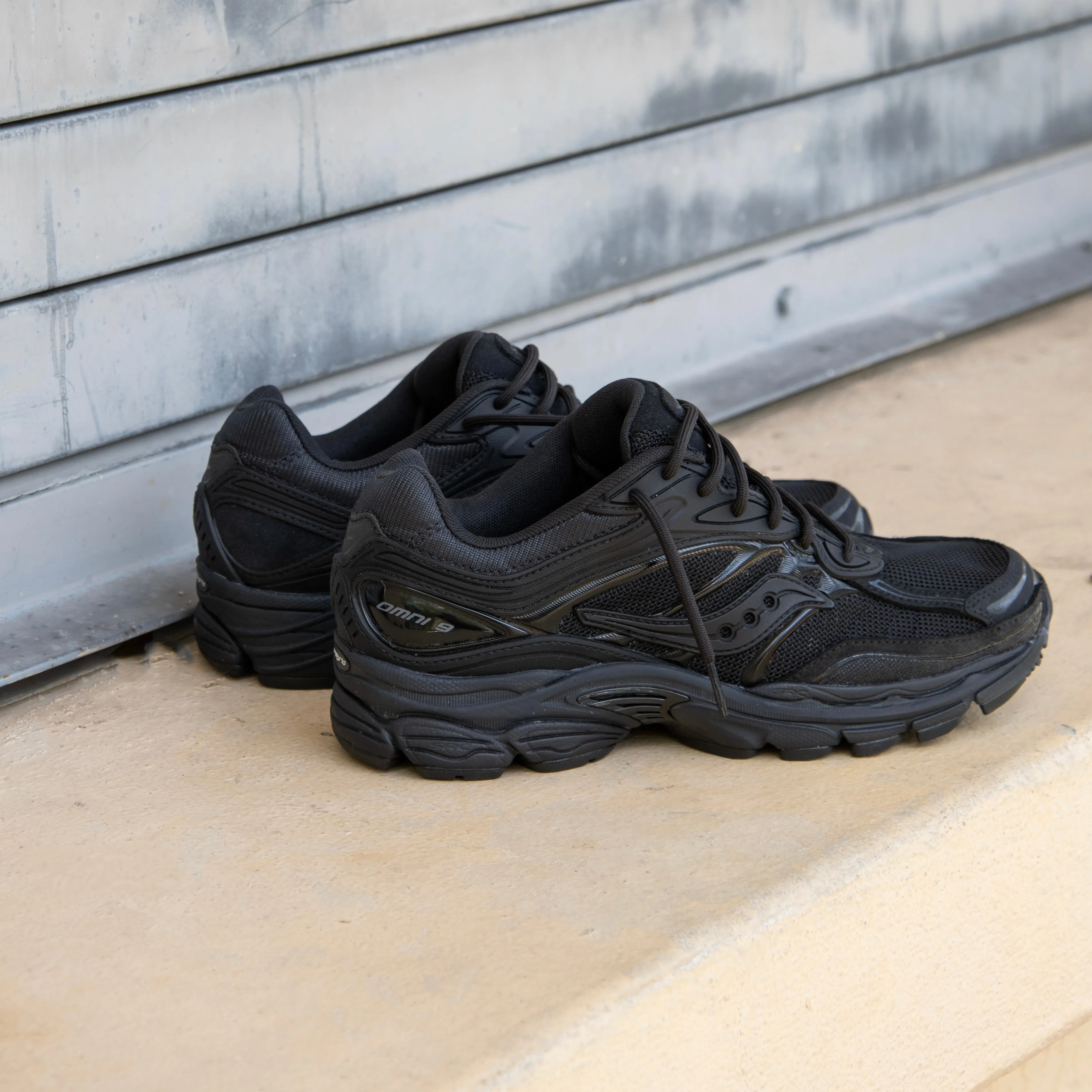 Bold colors Mens Saucony ProGrid Omni 9 (Black/Noir)