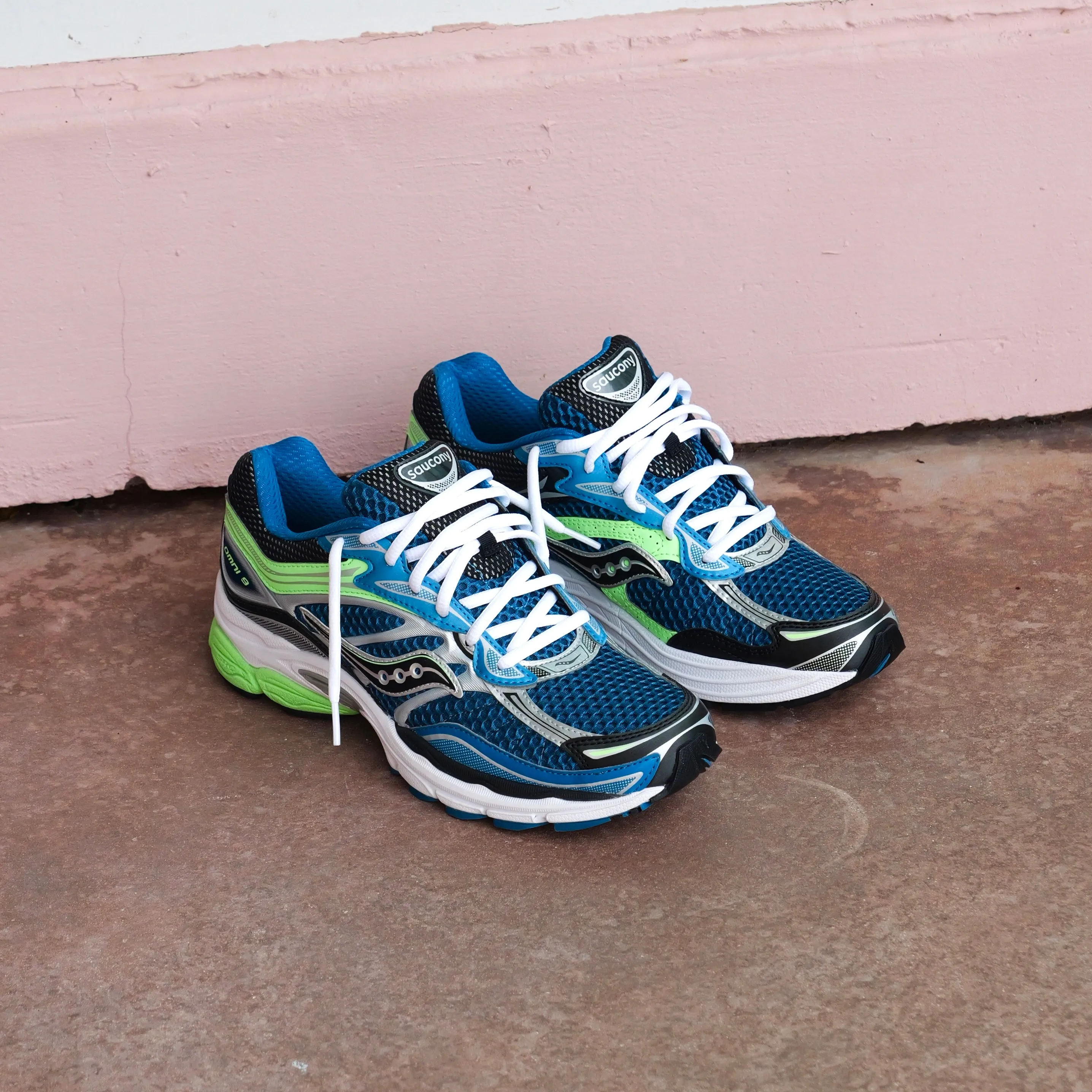 Athletic Performance pool shoes Mens Saucony ProGrid Omni 9 (Blue/Lime)