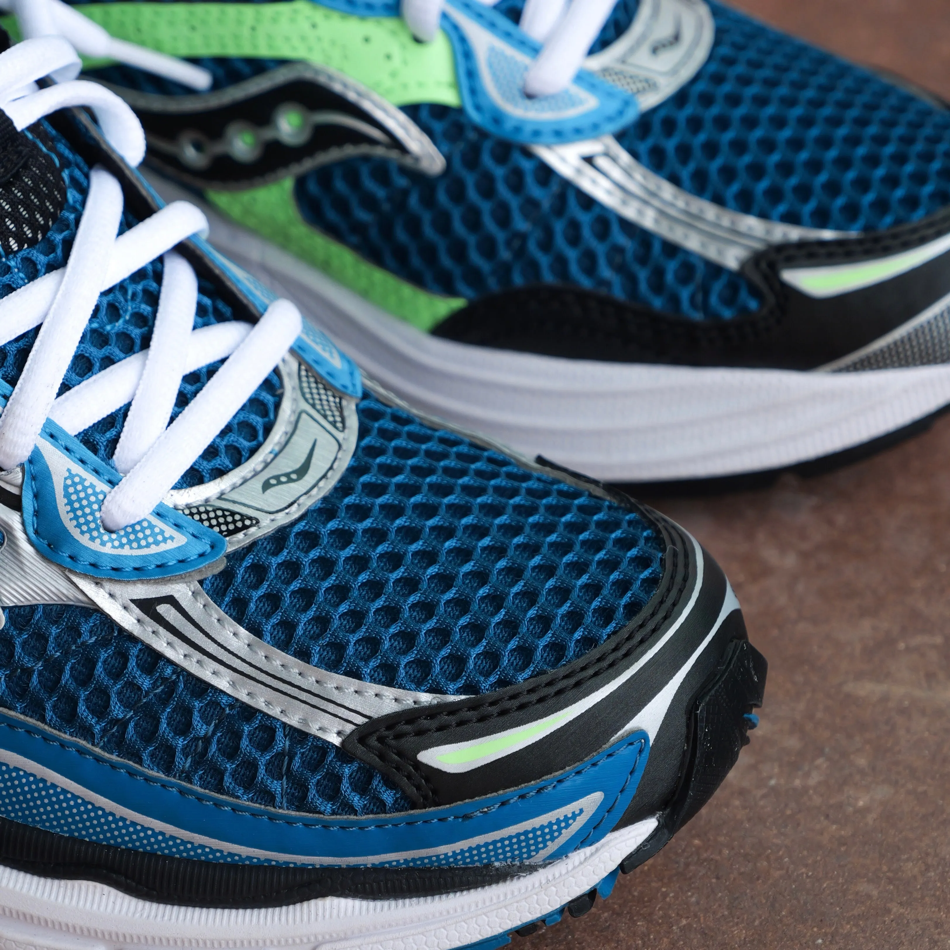 Structured sole Sporty lining Mens Saucony ProGrid Omni 9 (Blue/Lime)