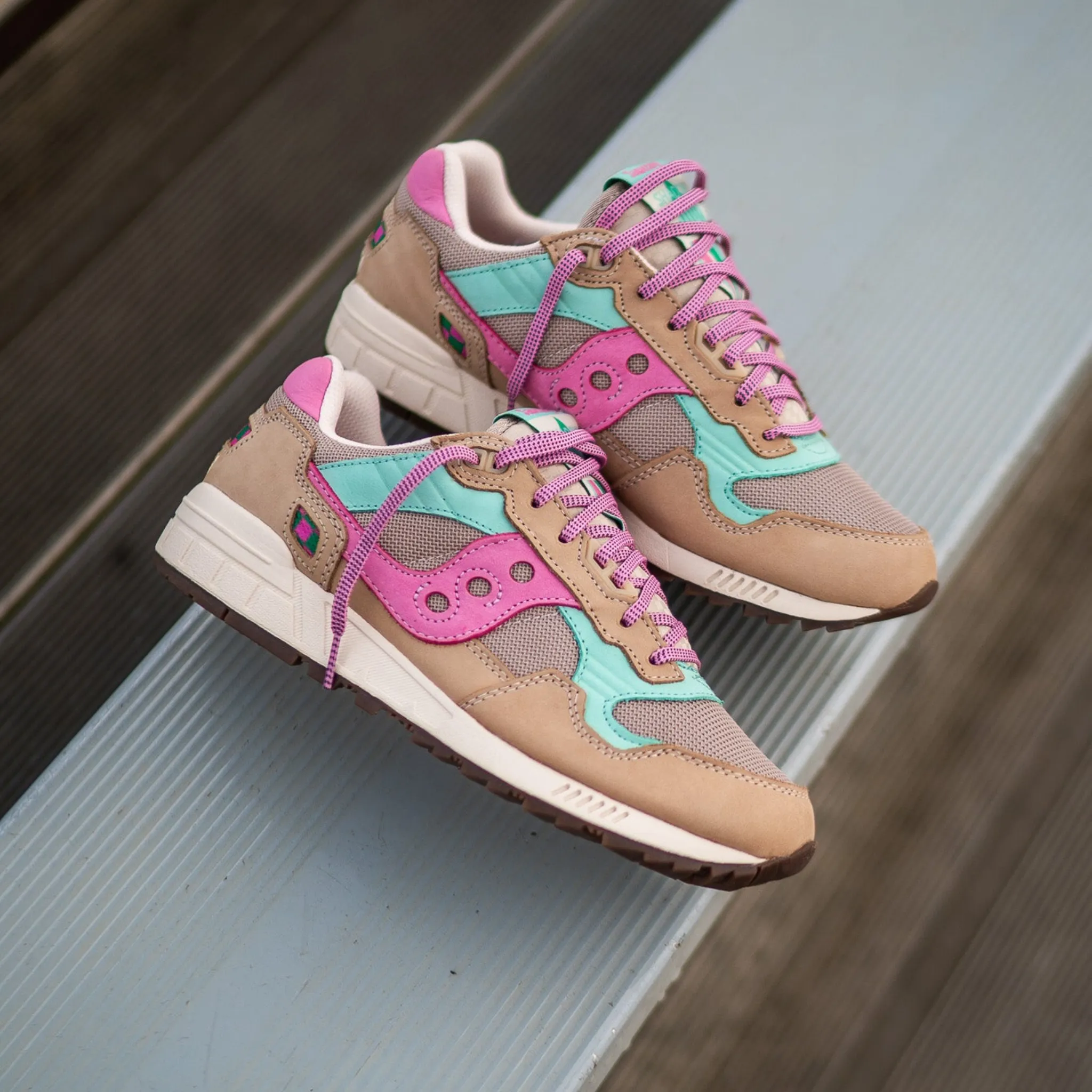 Saucony Shadow 5000 Earth Citizen (Gray/Pink) training - style Fashion-forward flair