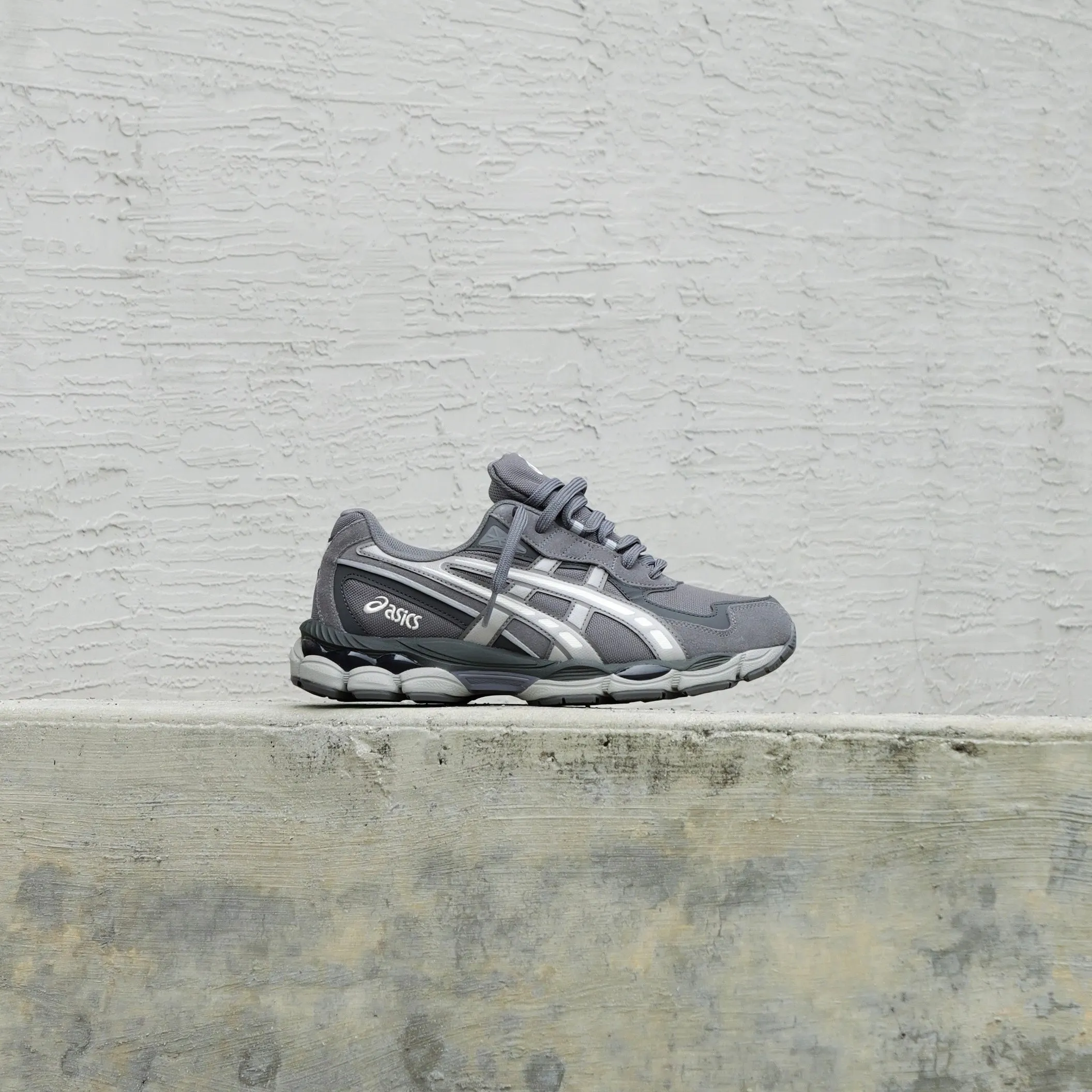 Luxe support Mens Asics Gel-NYC 2055 (Carbon/Cement)