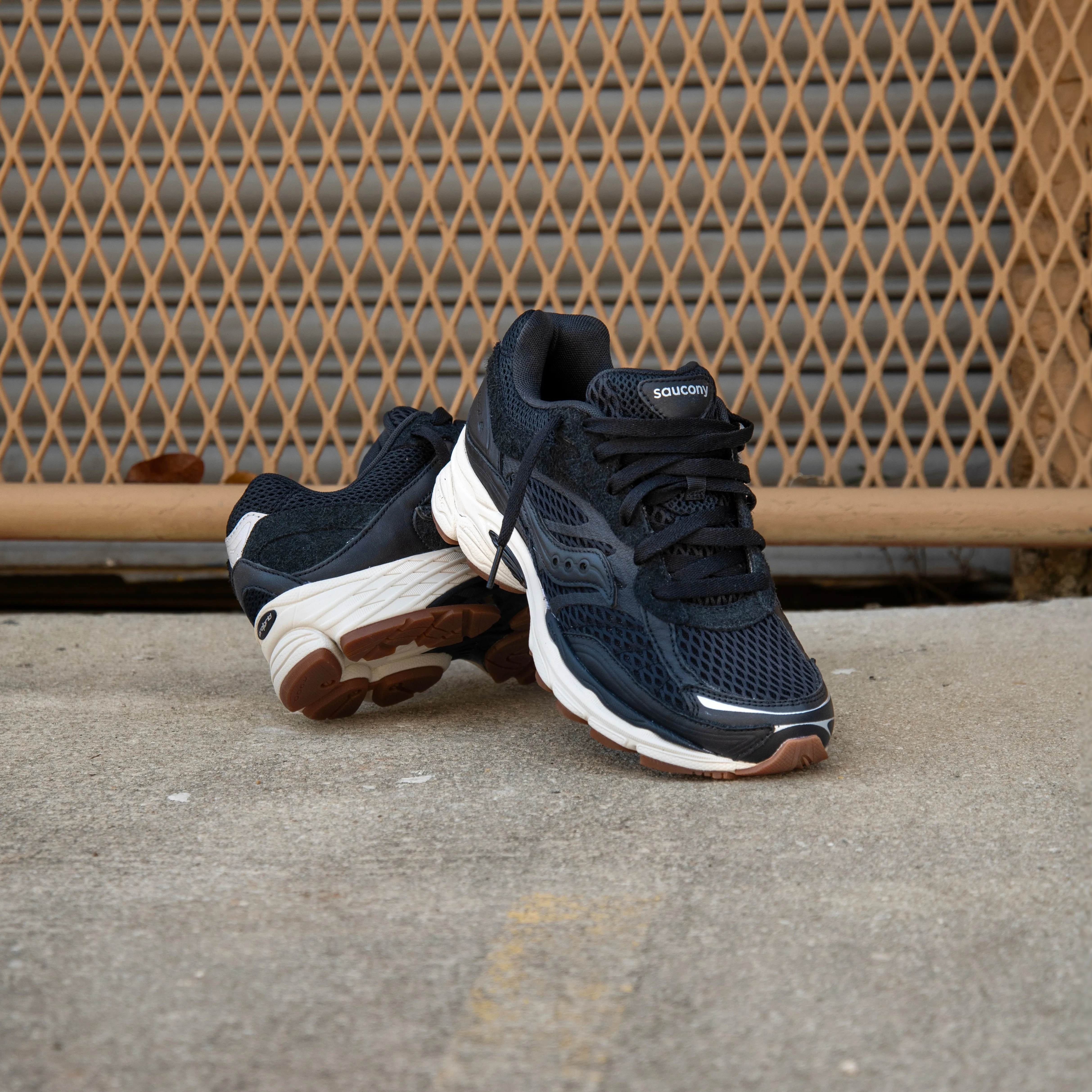 Mens Saucony ProGrid Omni 9 (Crafted Black) mid - top Snug