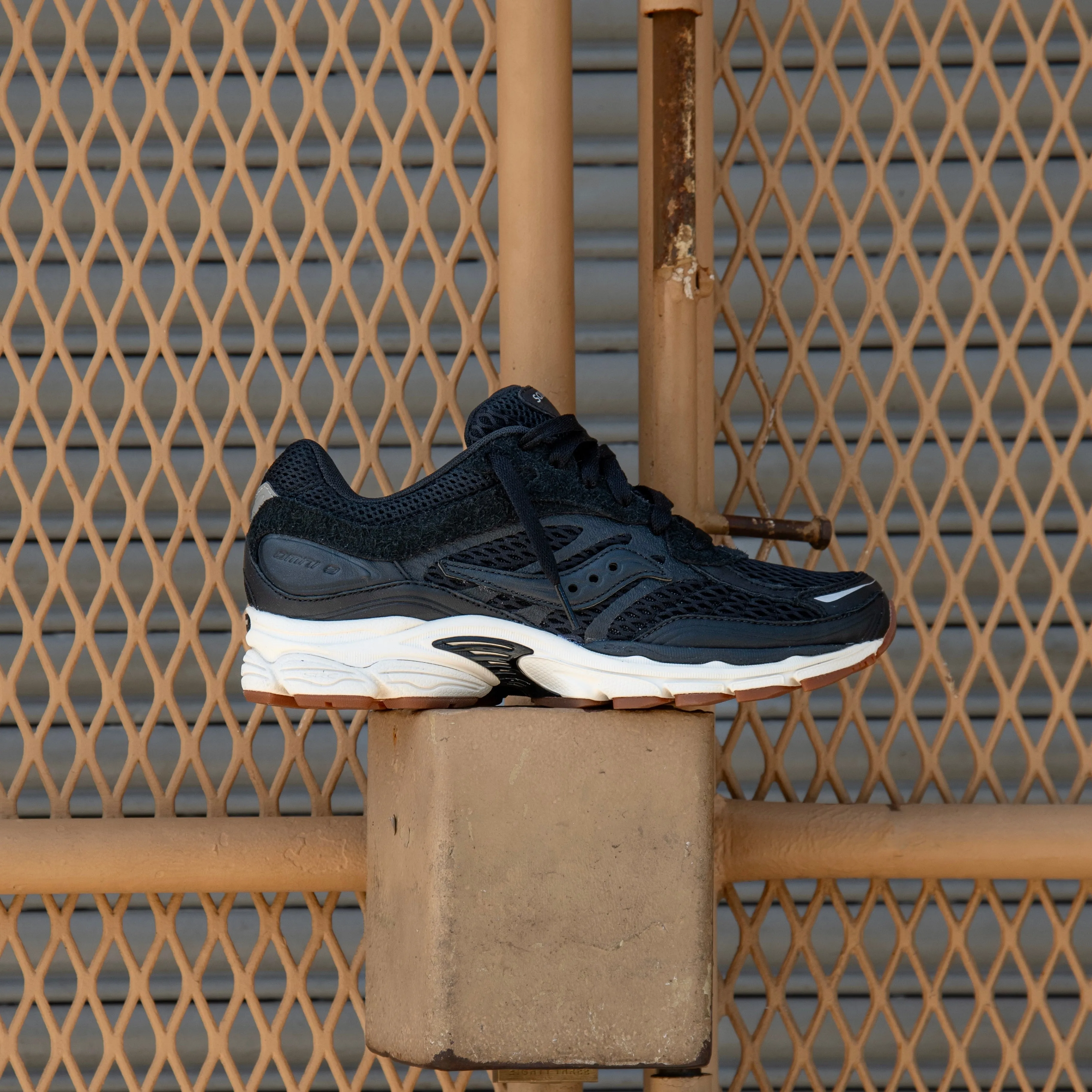 thick - soled perforated design Mens Saucony ProGrid Omni 9 (Crafted Black)