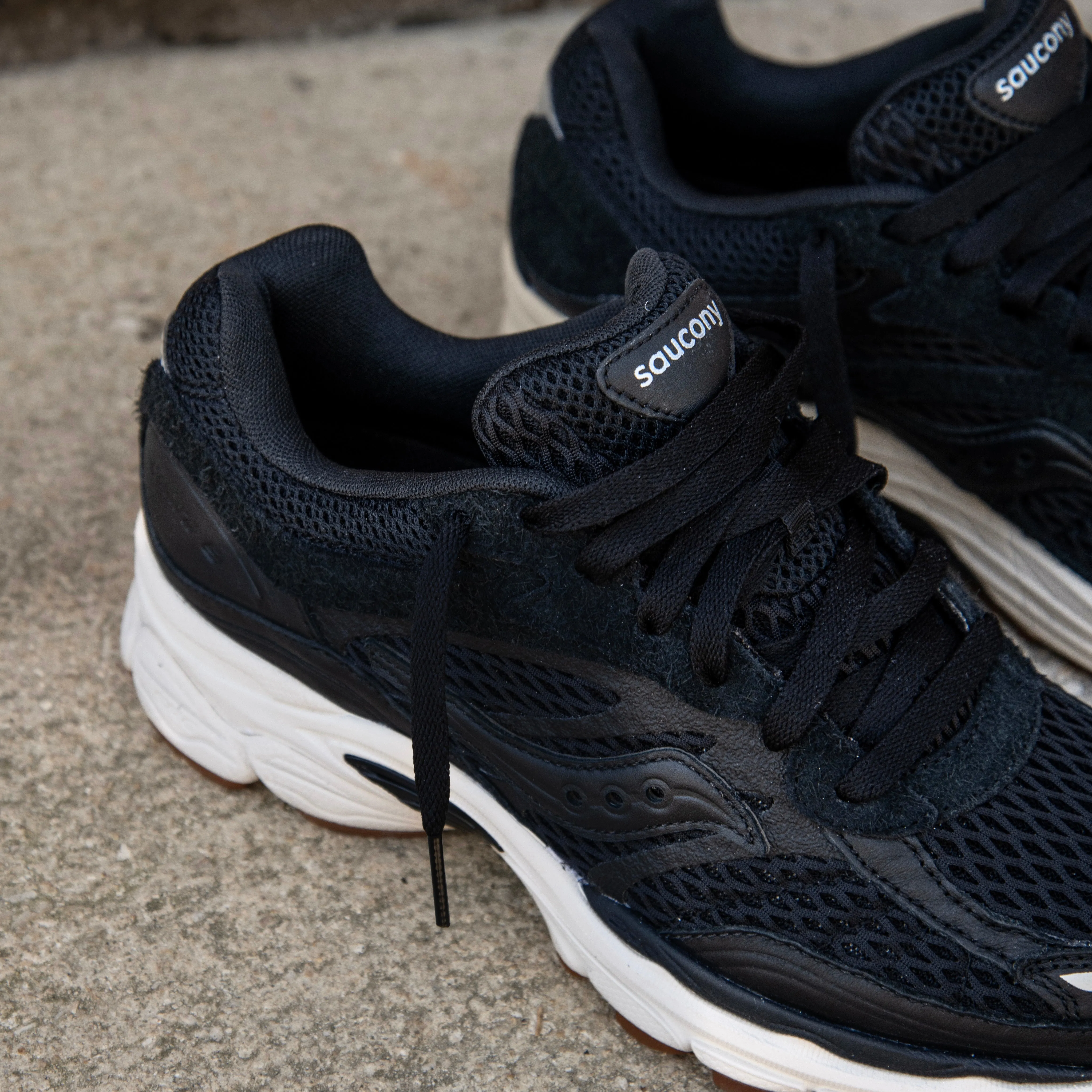Breathable wear Mens Saucony ProGrid Omni 9 (Crafted Black)