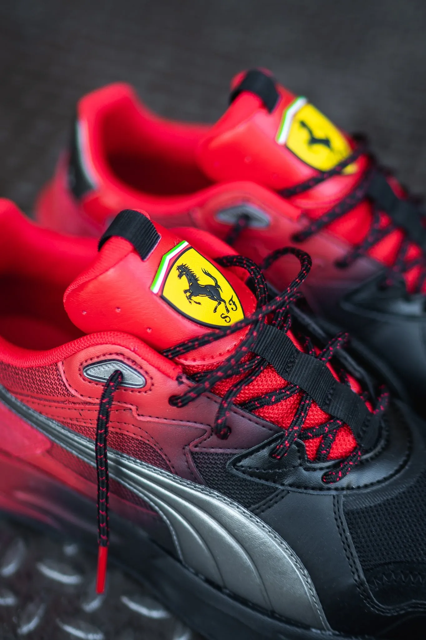 Bold Design Multi-functional materials Men's Puma x Ferrari Mirage Sport (Black)