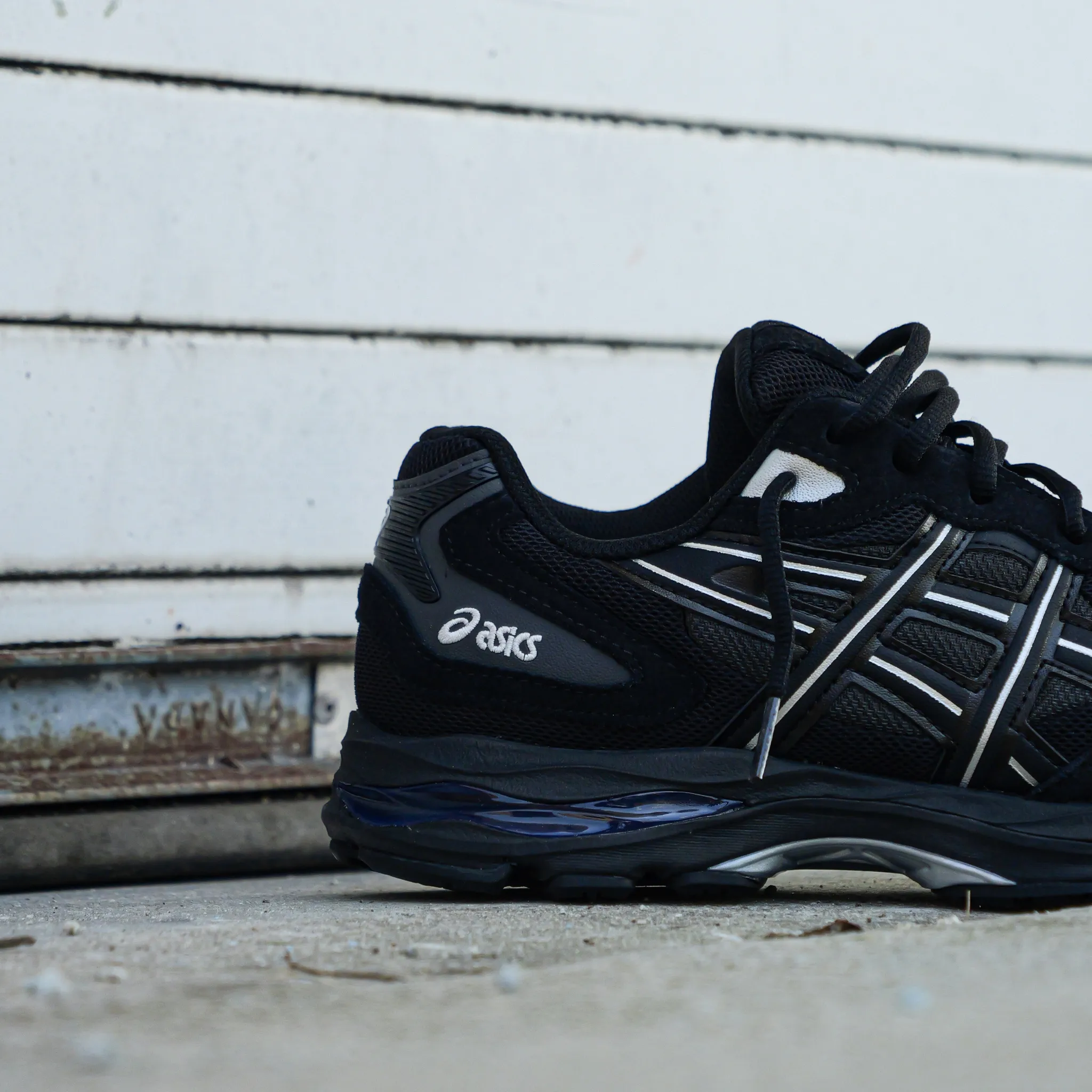 triathletes' endurance Mens Asics Gel K-1011 (Black/Silver)