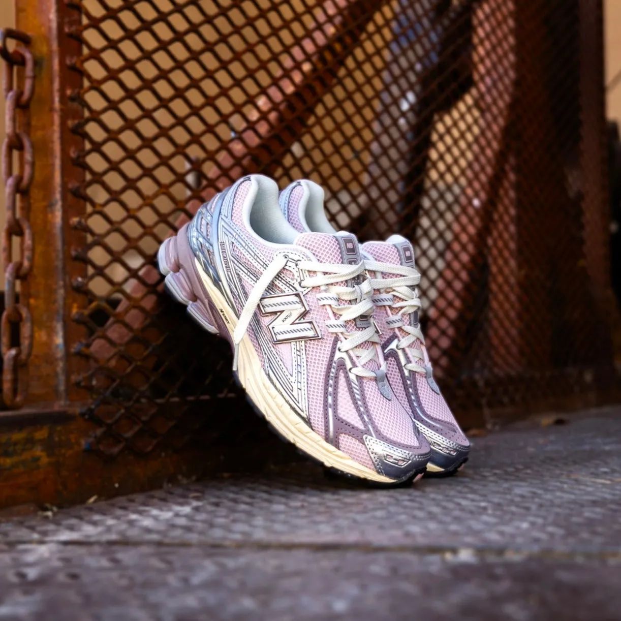 training - style Mens New Balance 1906R (Silver/Pink) - U1906RNF