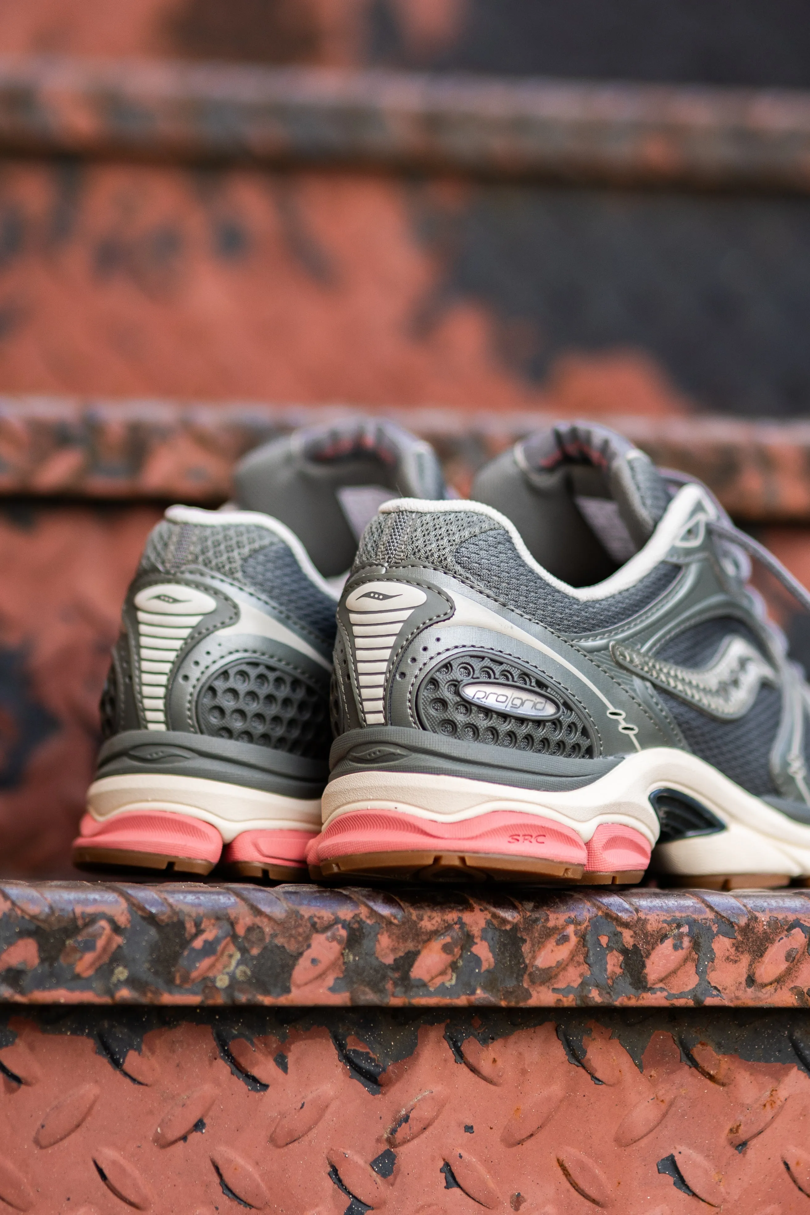 Mens Saucony ProGrid Triumph 4 (Agave/Peach) Adjustable Strap