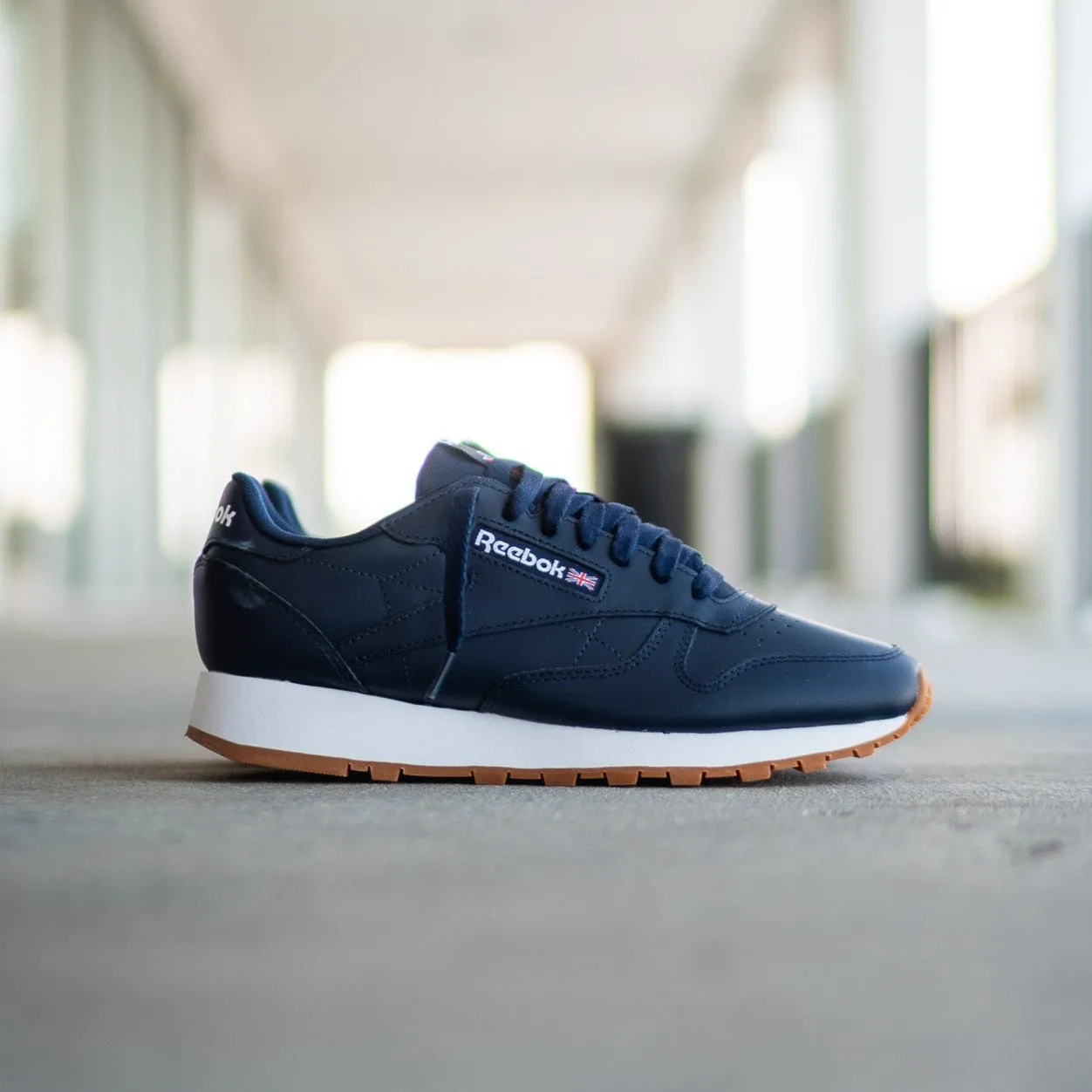 Structured Design Embroidered Men's Reebok Classic Leather (Vector Navy/White)