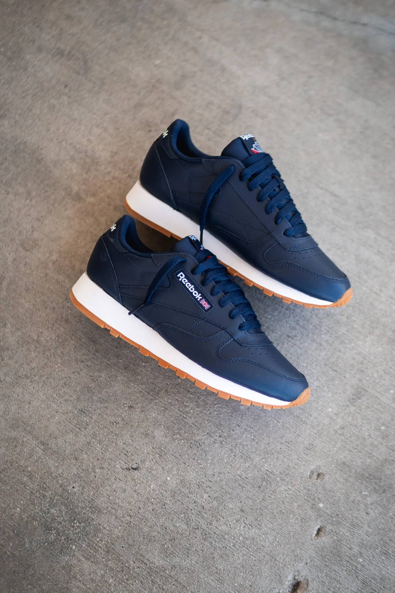 Men's Reebok Classic Leather (Vector Navy/White) snowboarders - specific benefits