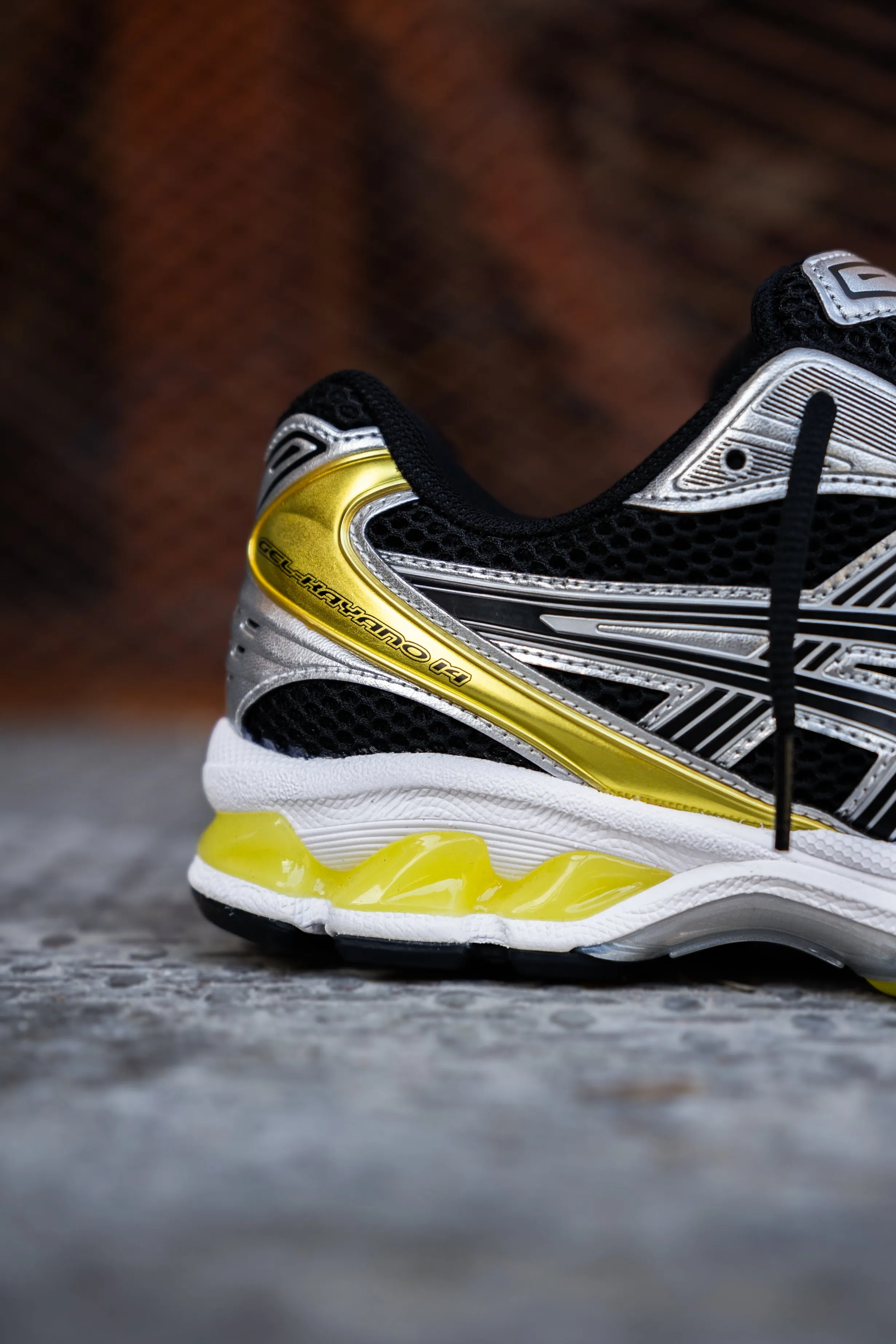 Tailored arch Relaxed Fit Mens Asics Gel Kayano 14 (Black/Lemon Spark)
