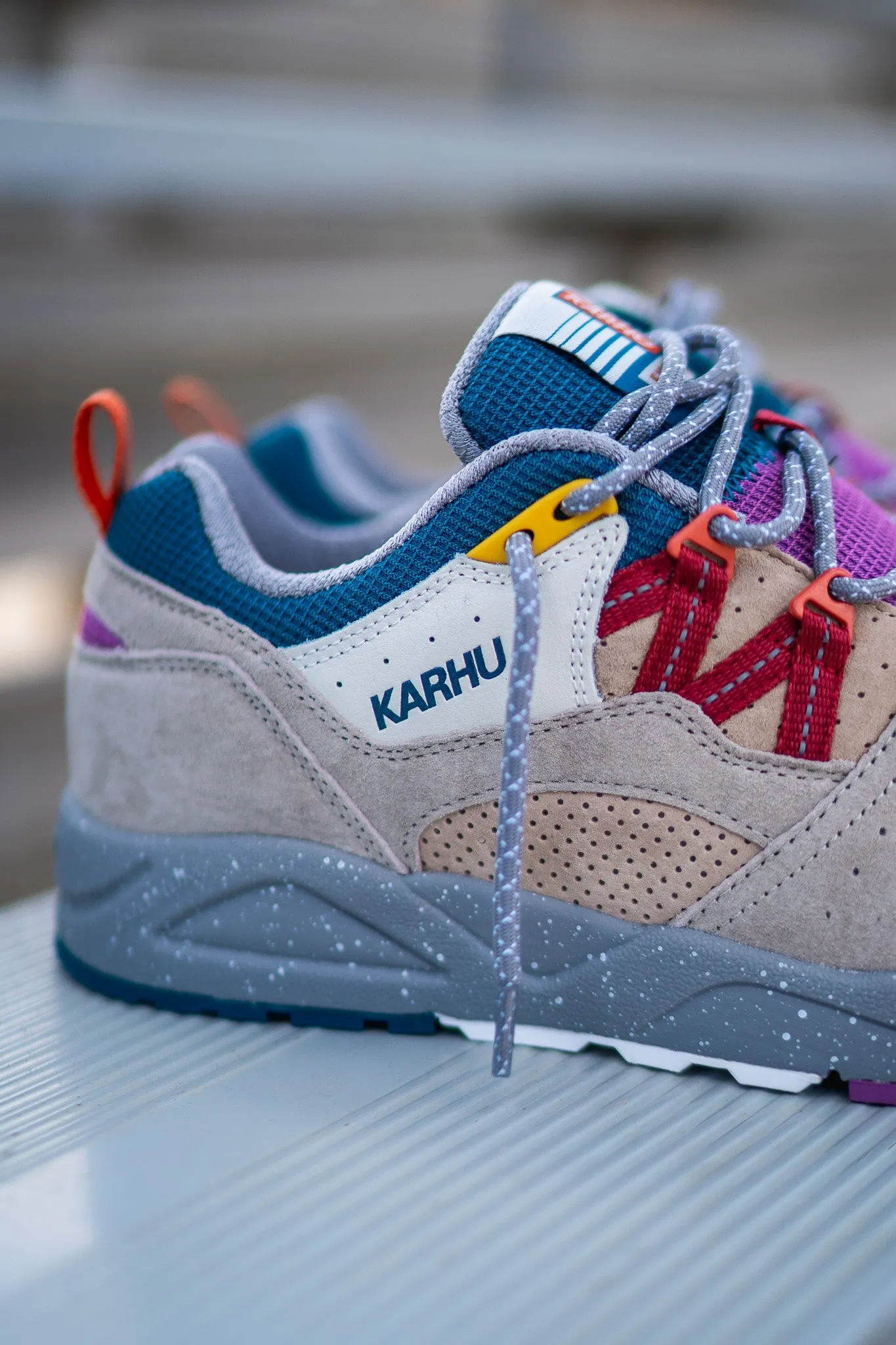 Mens Karhu Fusion 2.0 (Silver Lining/Mineral Red) anti - odor - level walkers'