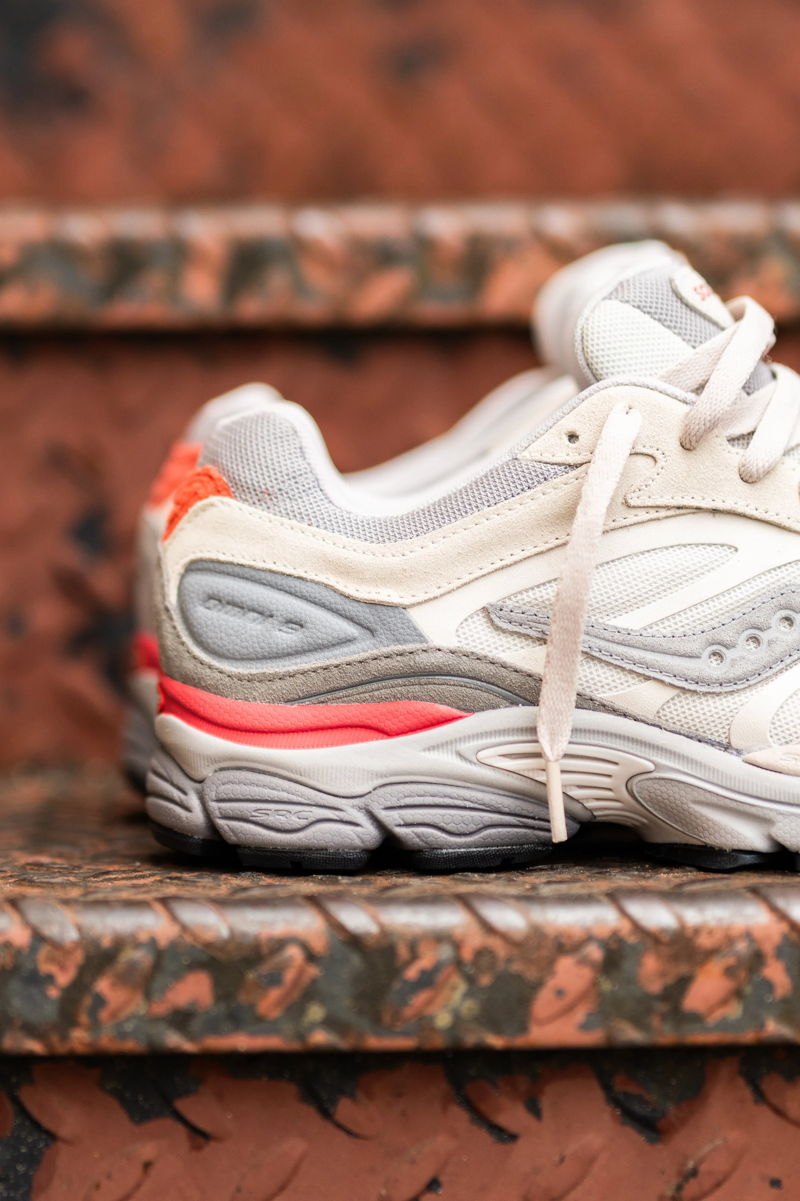 Classy ease Yellow Mens Saucony OG ProGrid Omni 9 (Ivory/Grey)