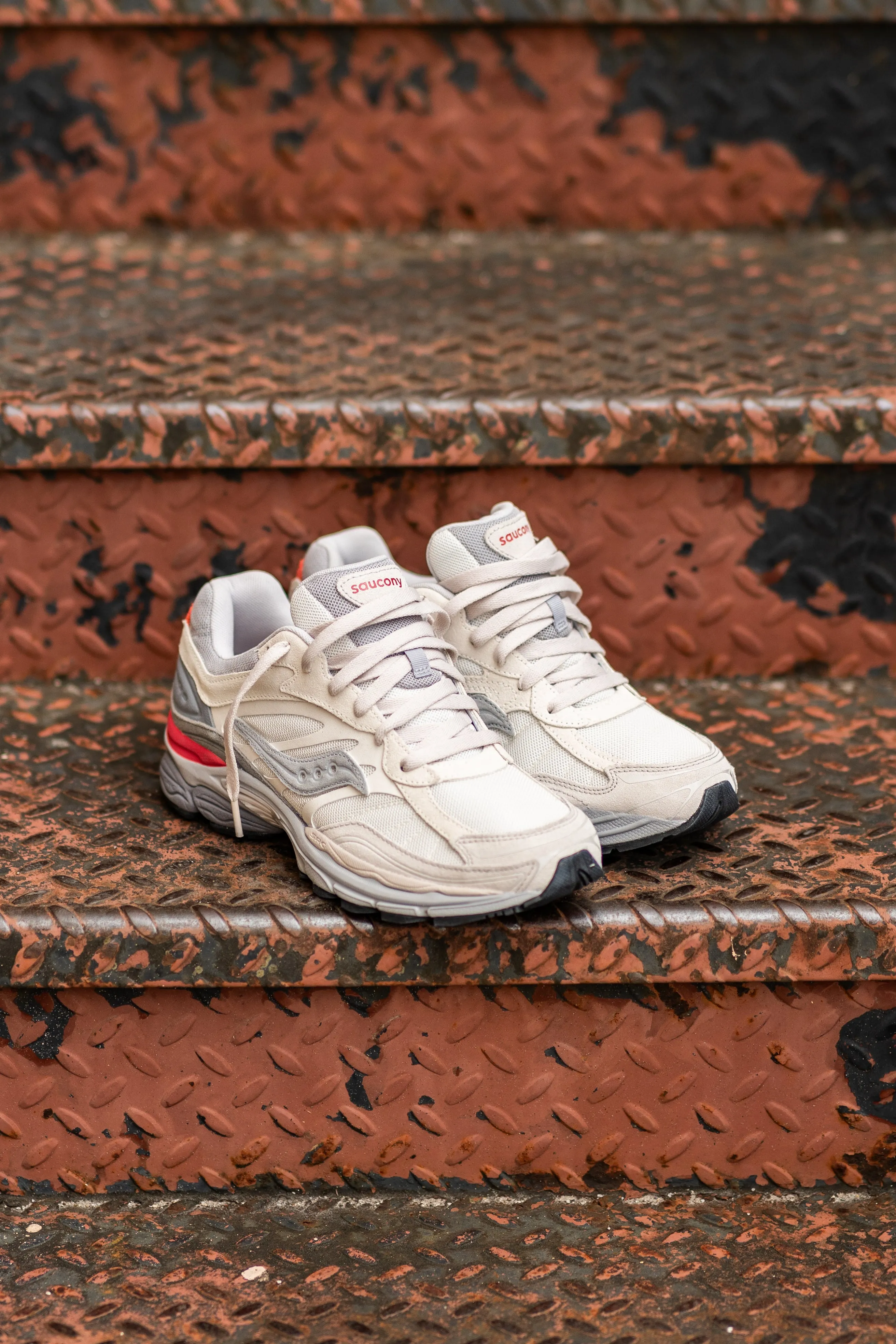 Built-in comfort Mens Saucony OG ProGrid Omni 9 (Ivory/Grey)