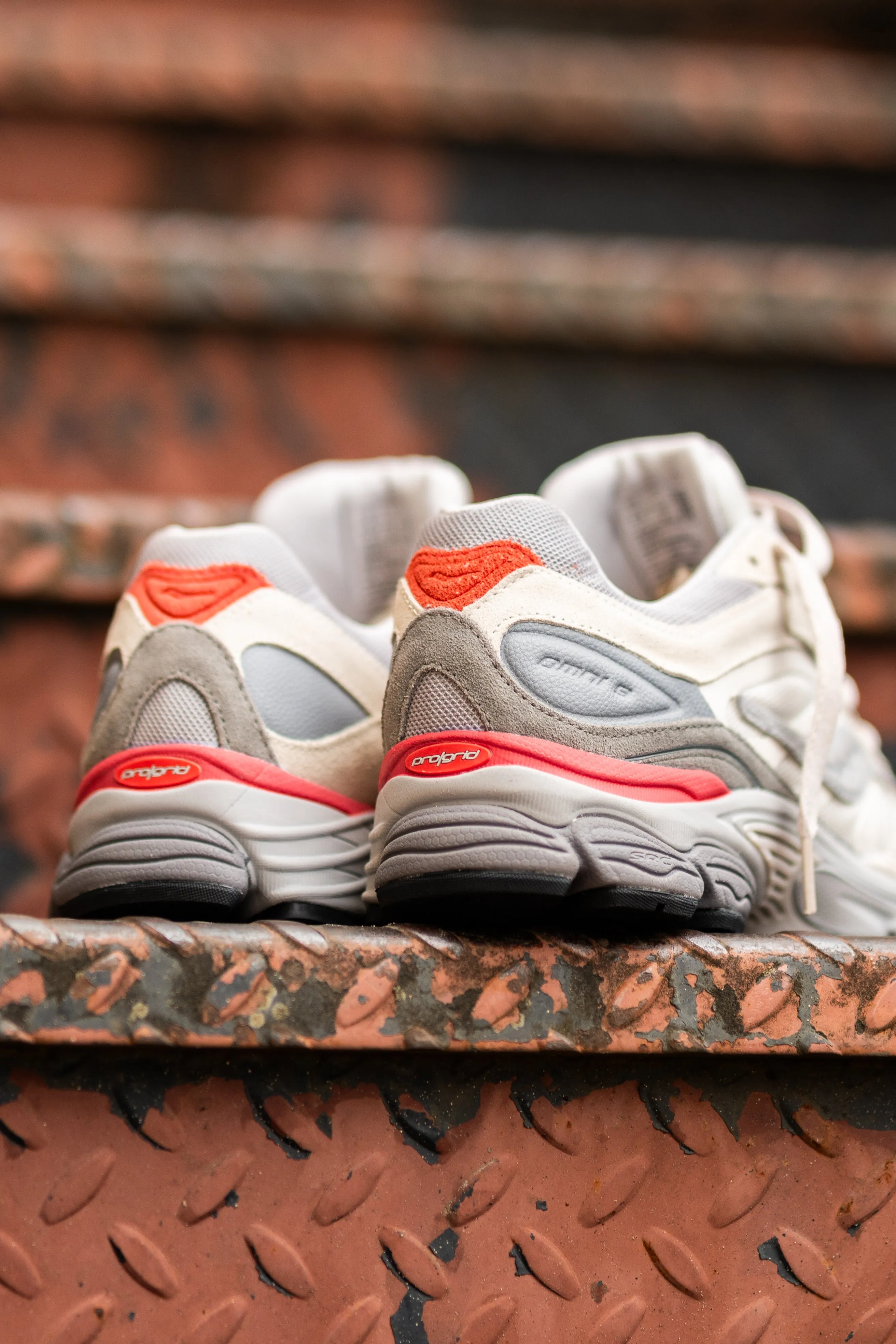Ultra-soft comfort Mens Saucony OG ProGrid Omni 9 (Ivory/Grey)
