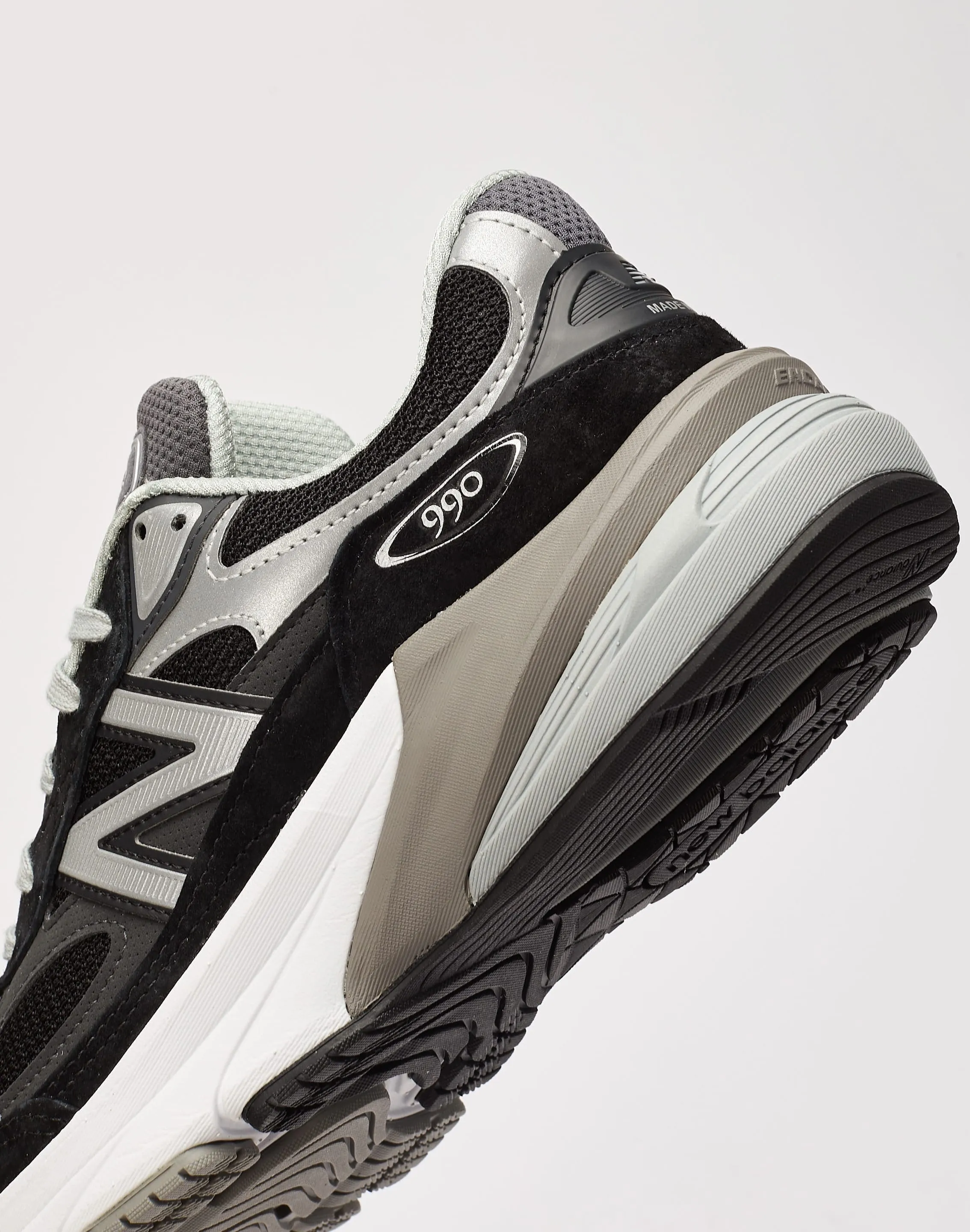 Relaxed Vibe Ultra Pace New Balance 990v6