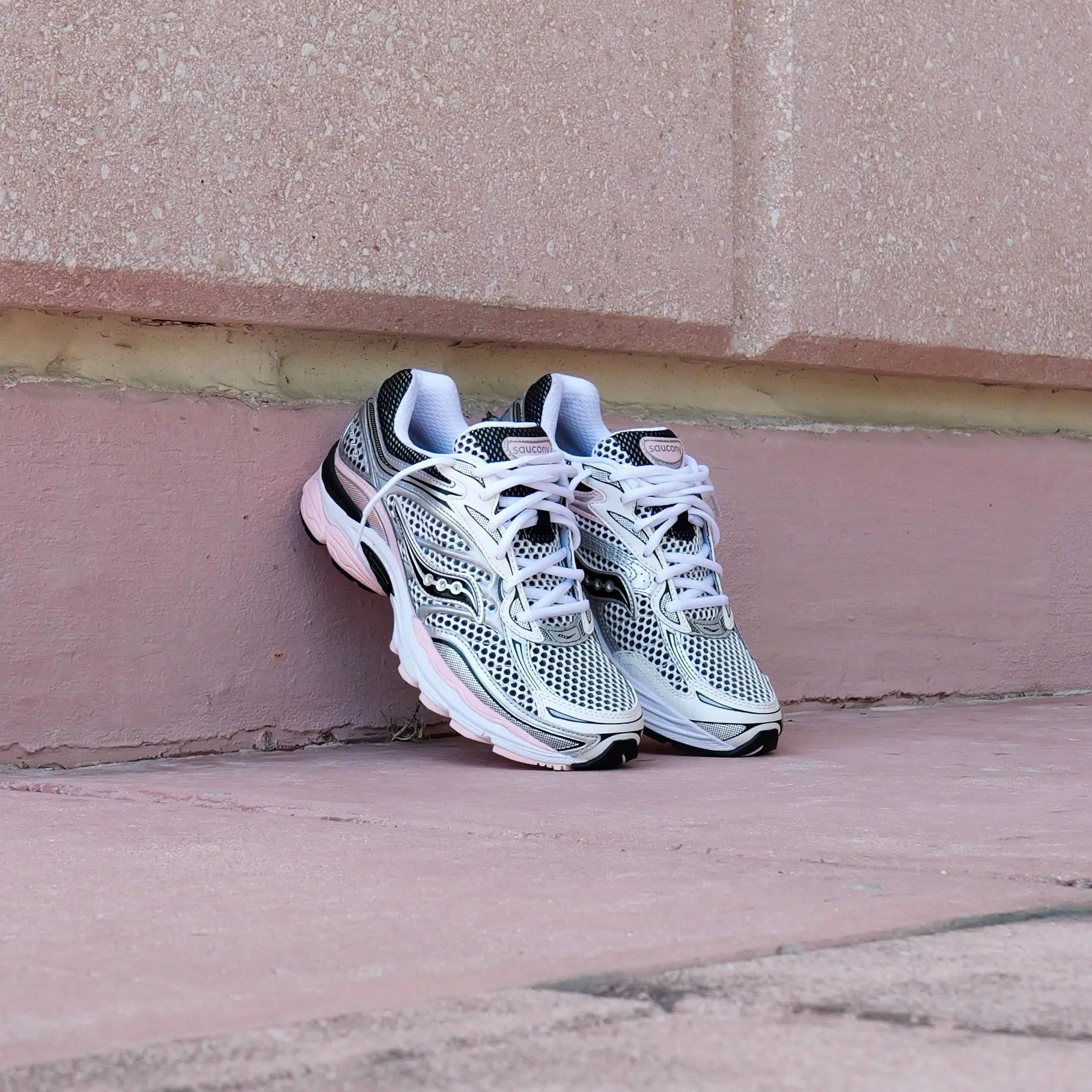 Statement Piece Mens Saucony ProGrid Omni 9 (Silver/Pink)