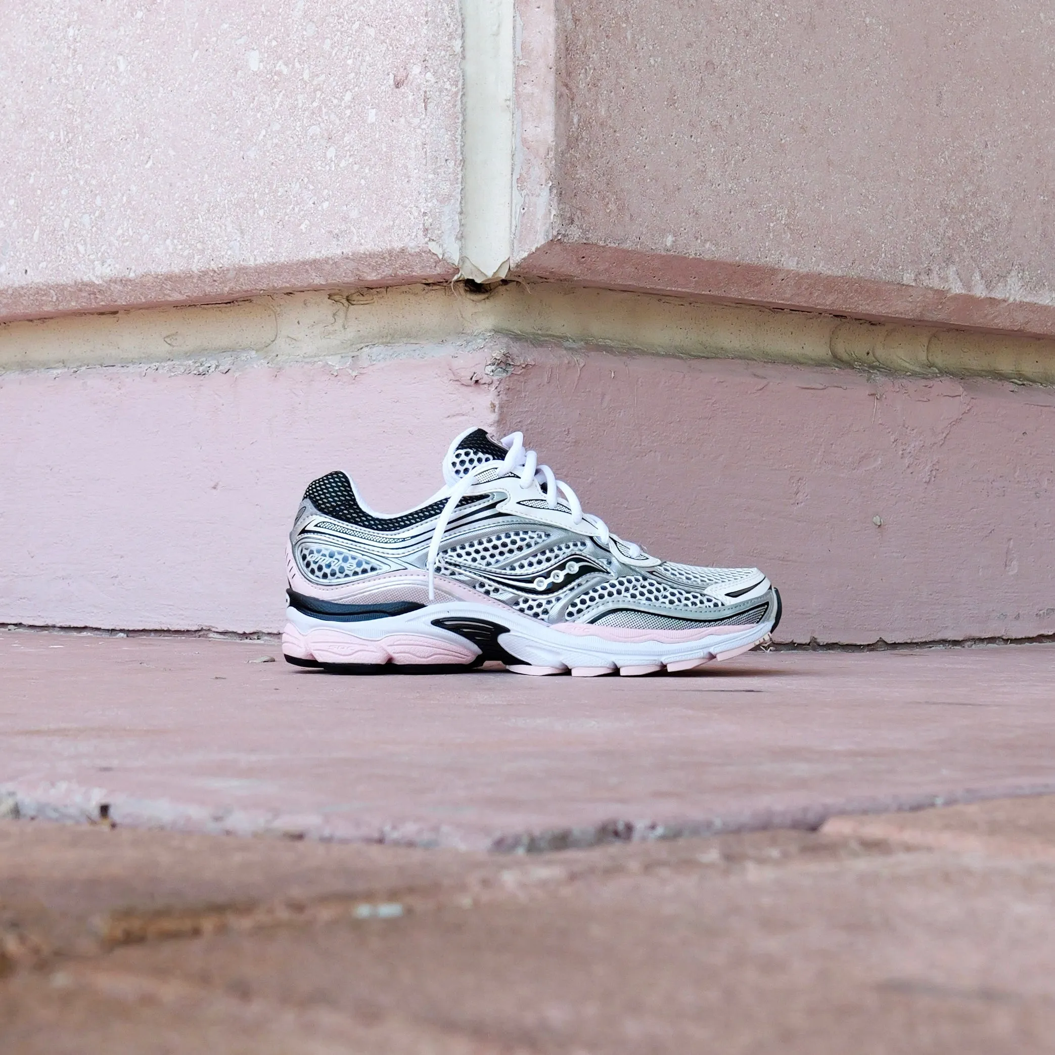 cultural Mens Saucony ProGrid Omni 9 (Silver/Pink)