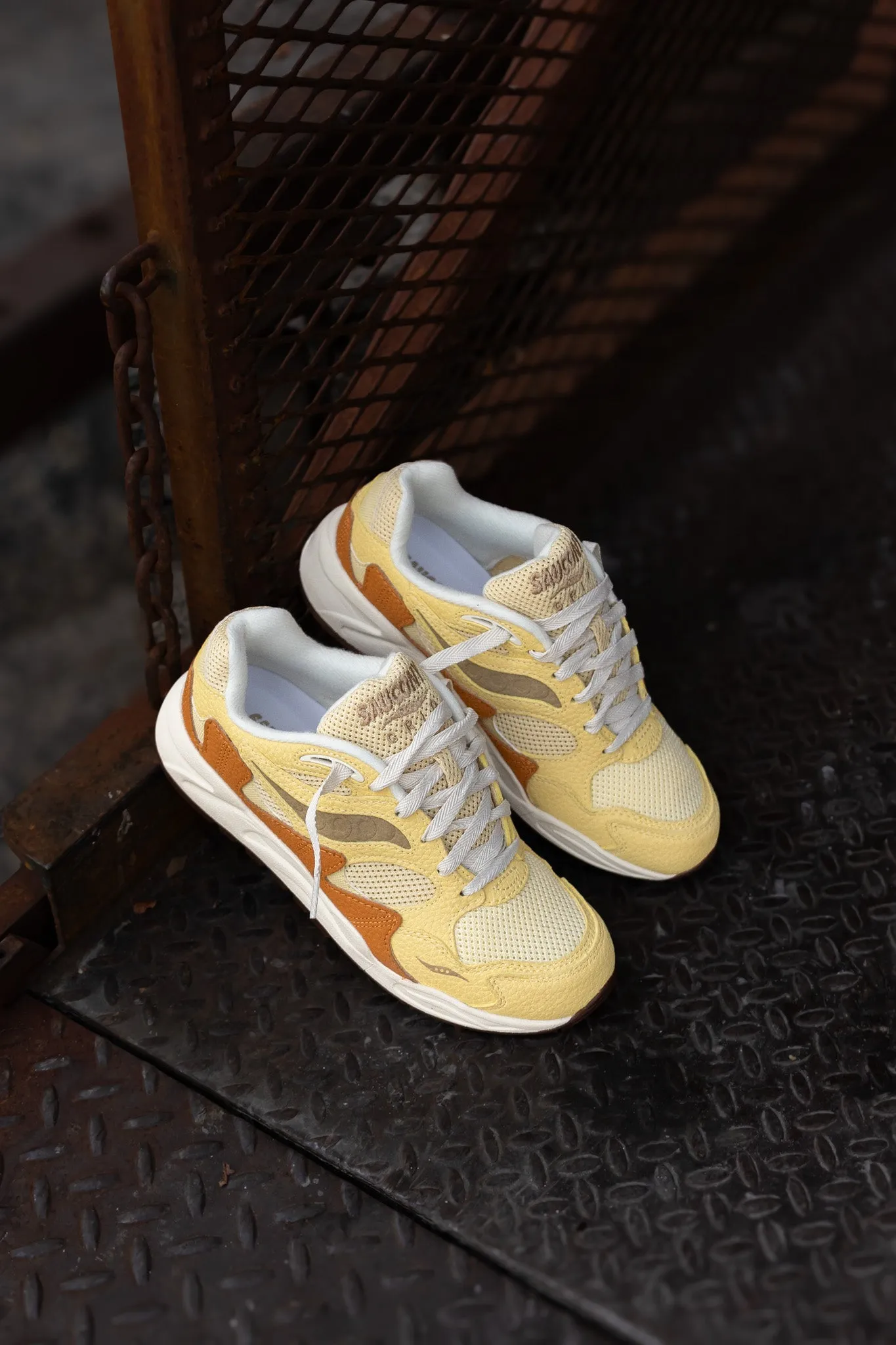 Travel Shoes Mens Saucony Grid Shadow 2 (Mustard/Tan)