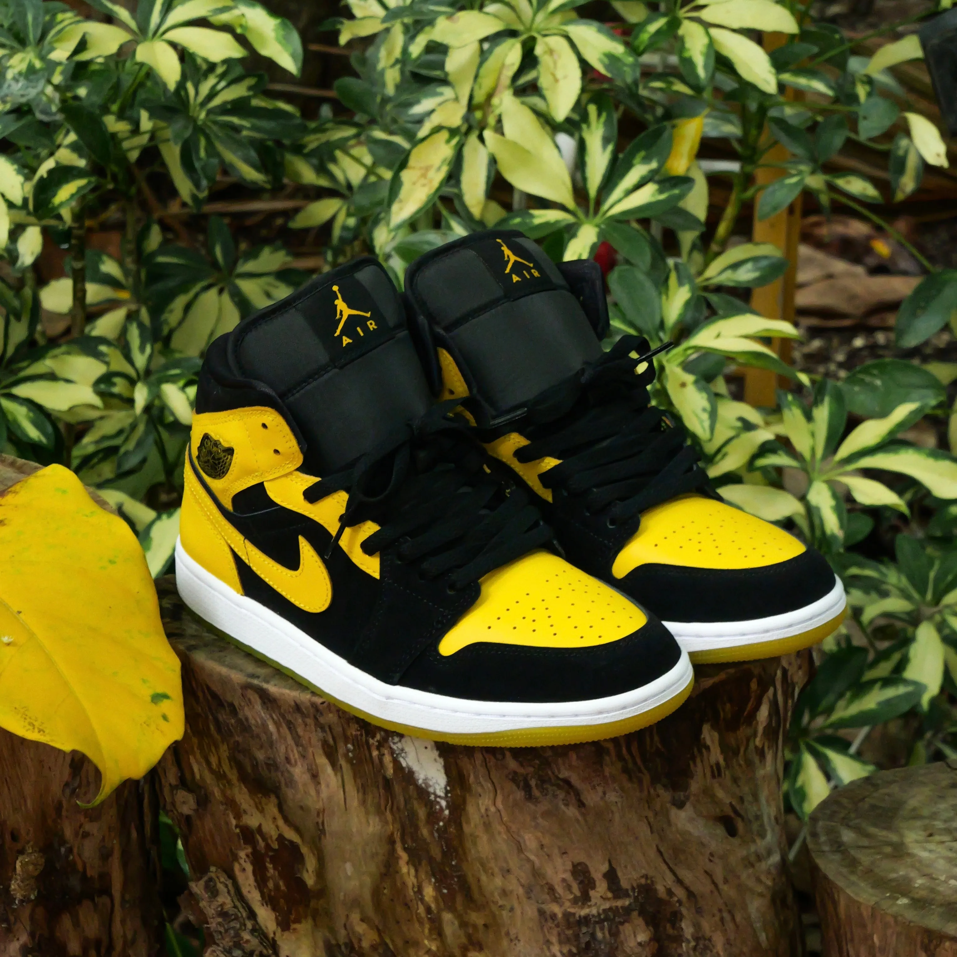 wooden insulated Mens Air Jordan 1 Mid SE (Black/White/Varsity Maize)