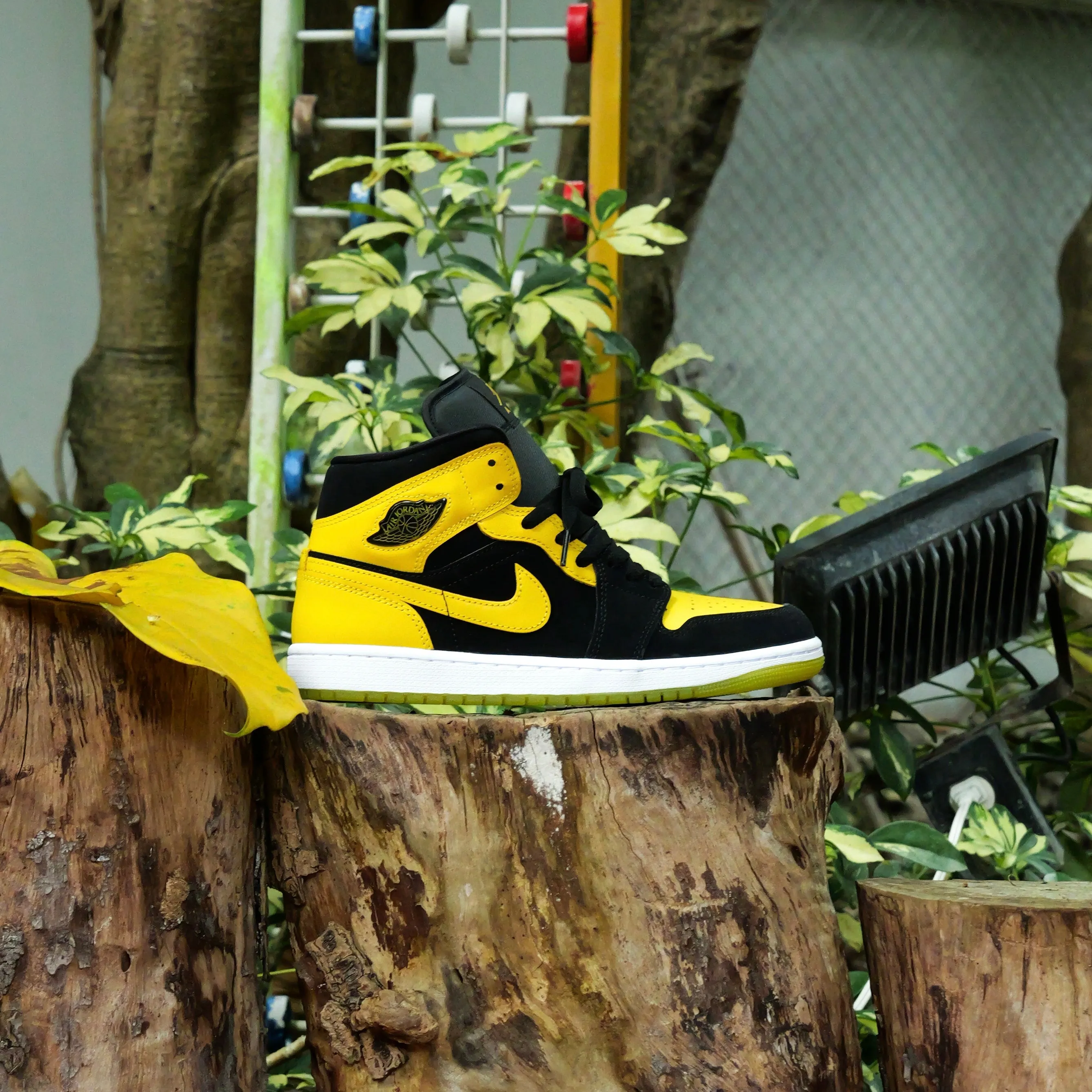 Gym Shoes Mens Air Jordan 1 Mid SE (Black/White/Varsity Maize)