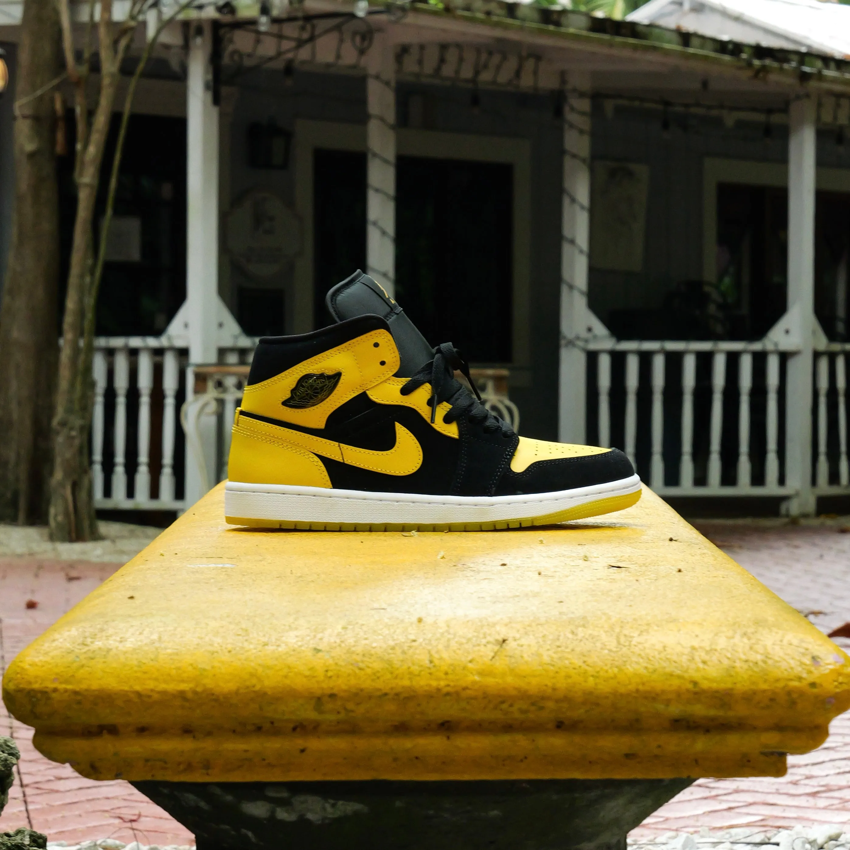 Mens Air Jordan 1 Mid SE (Black/White/Varsity Maize) least school