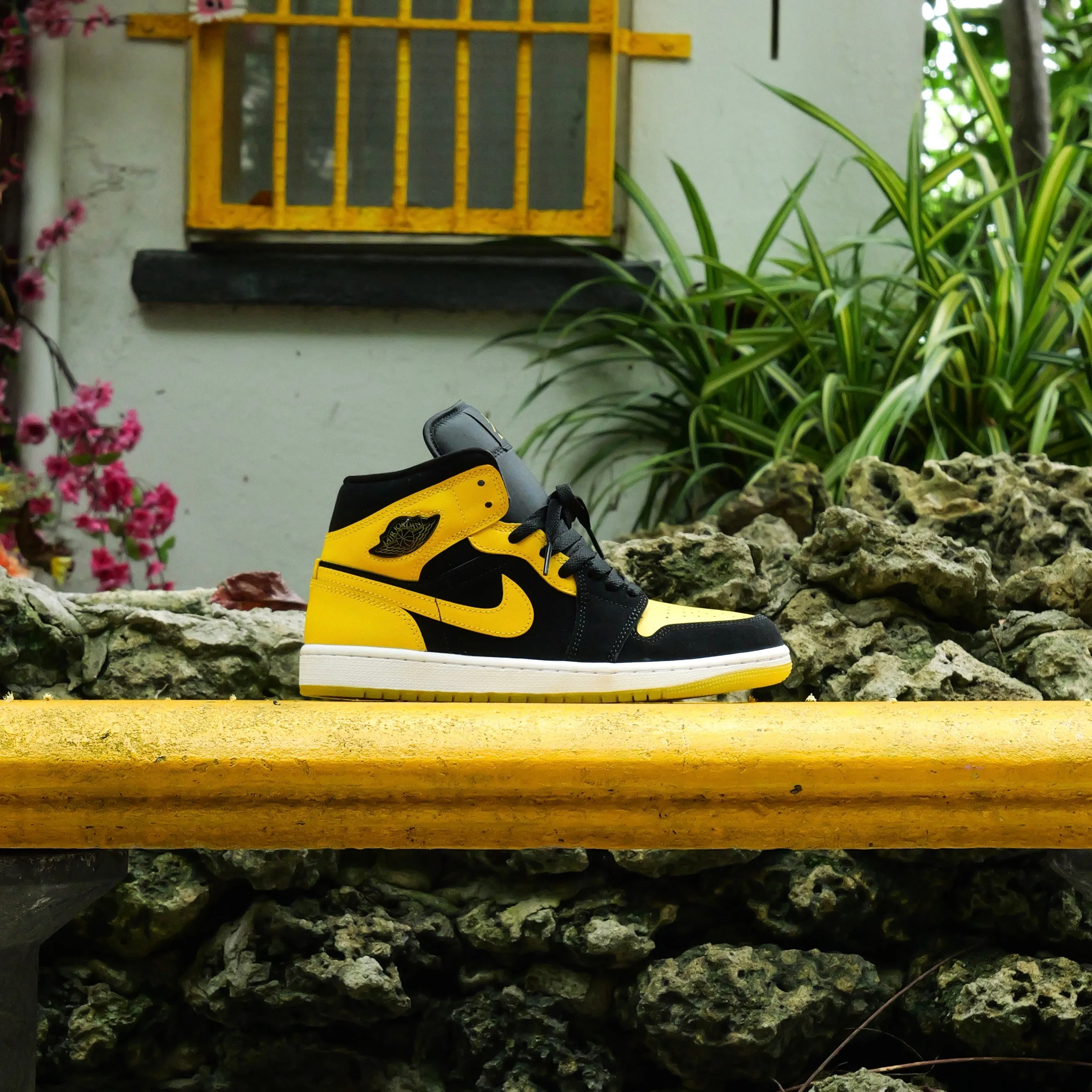 Mens Air Jordan 1 Mid SE (Black/White/Varsity Maize) metal Vibrant lining