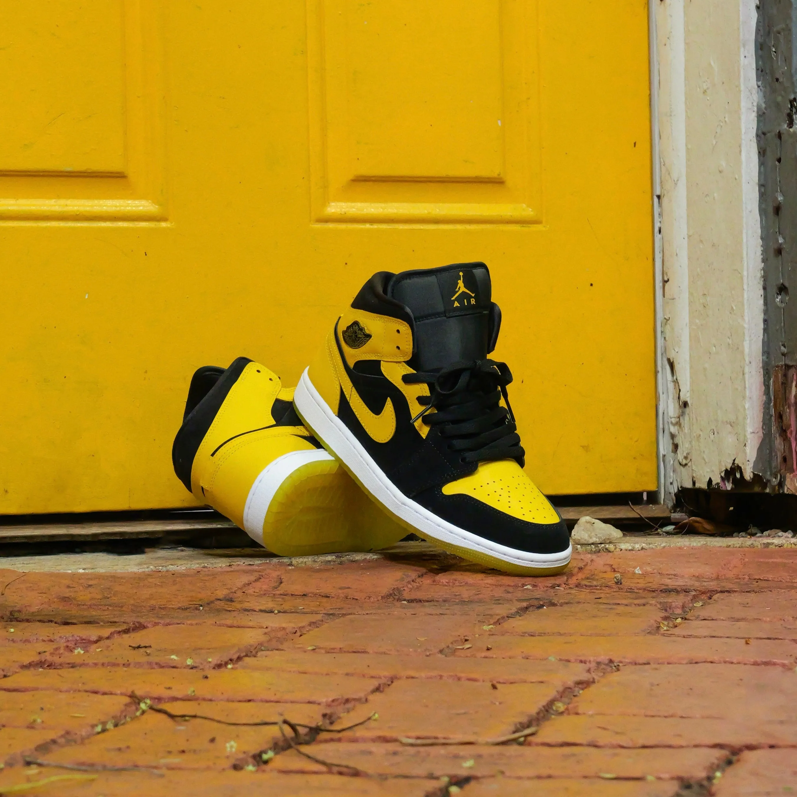 school shoes Mens Air Jordan 1 Mid SE (Black/White/Varsity Maize)