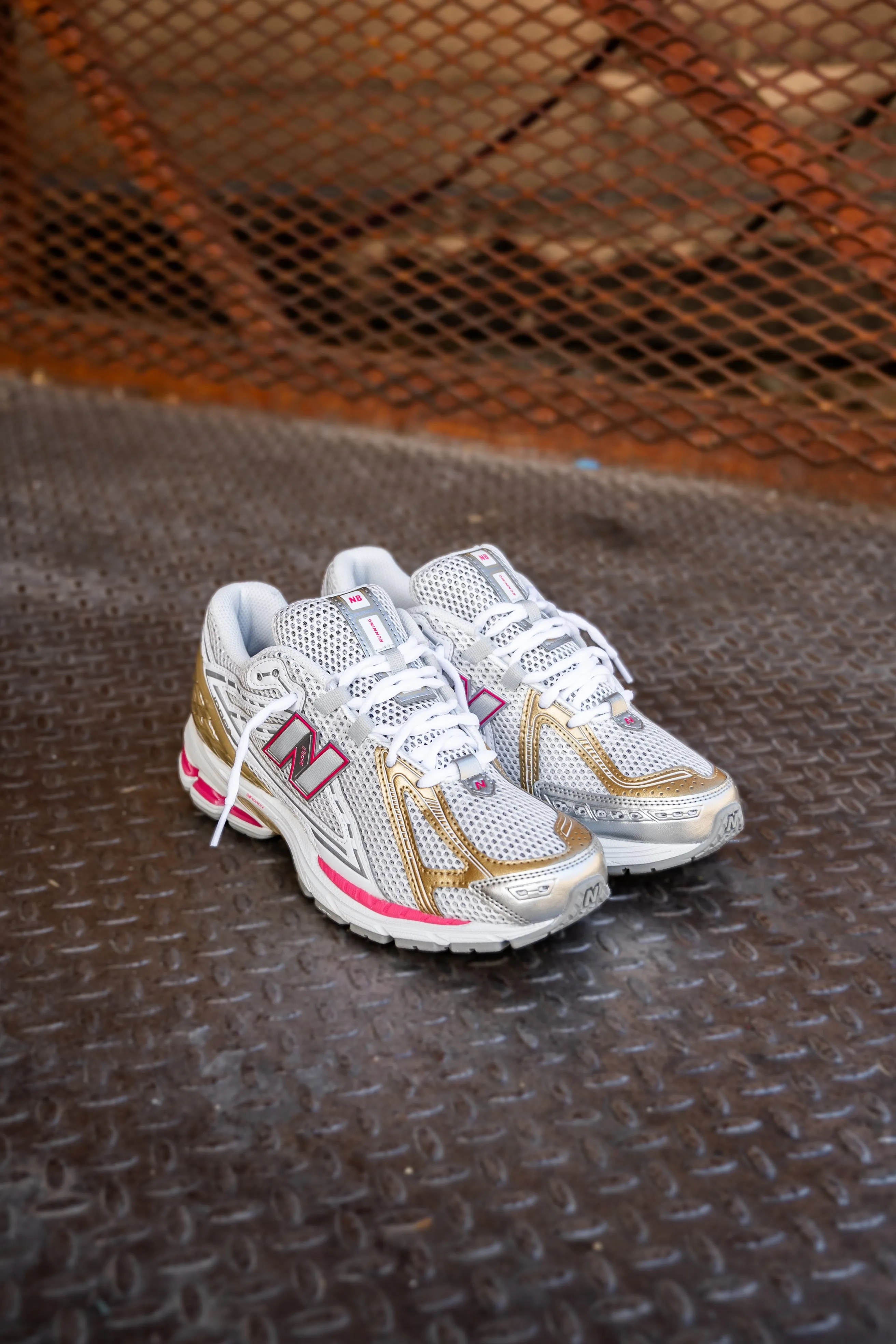 walkers' stability Trendy Look Mens New Balance 1906R (Silver Metallic Dragon Berry) - U1906RCH