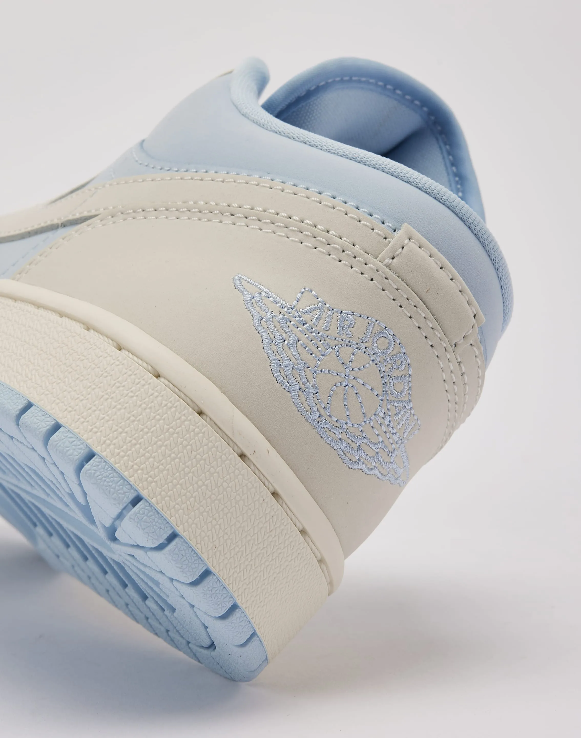 Timeless Design Jordan Air Jordan 1 Low SE