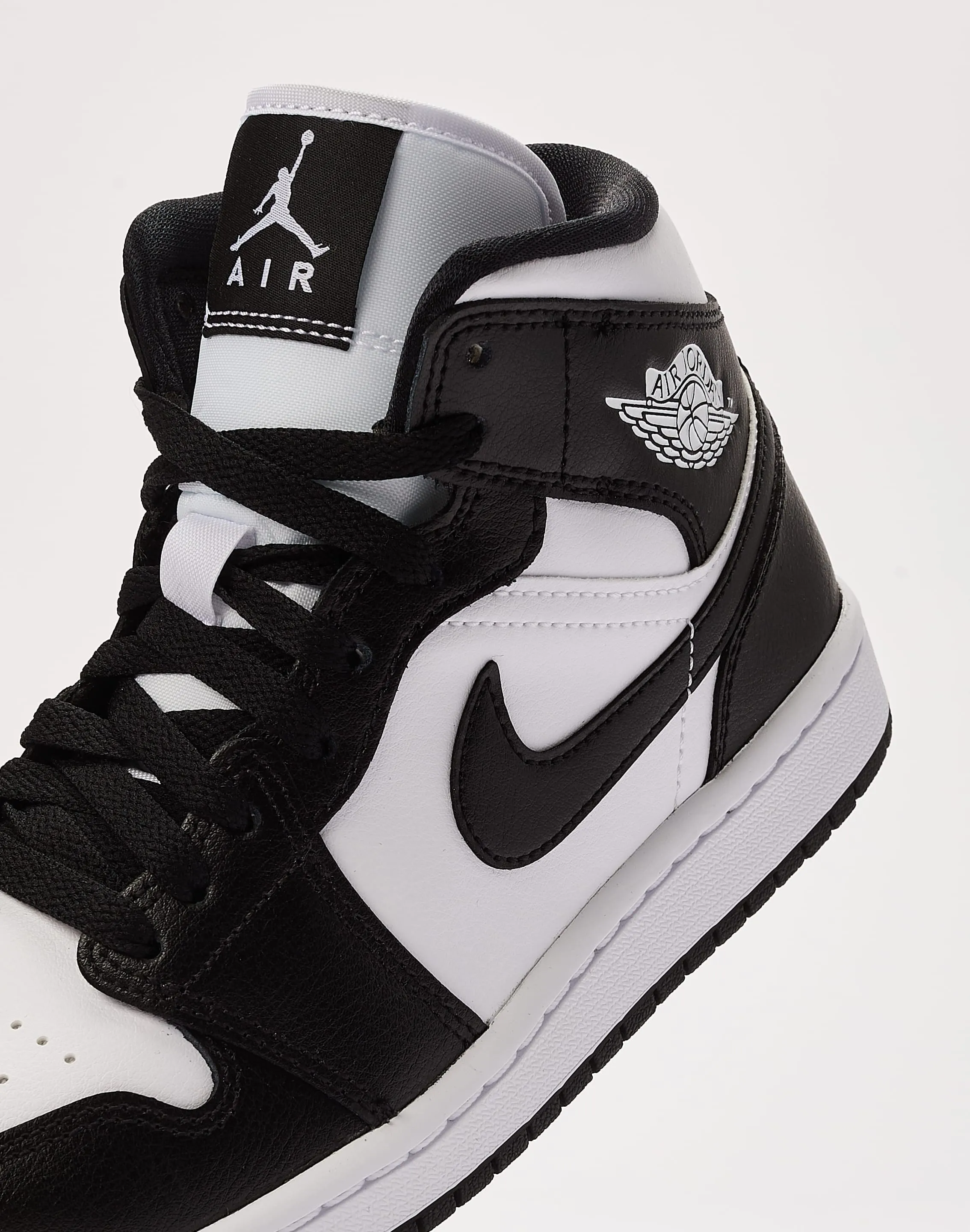 Jordan Air Jordan 1 Mid Comfortable Standing