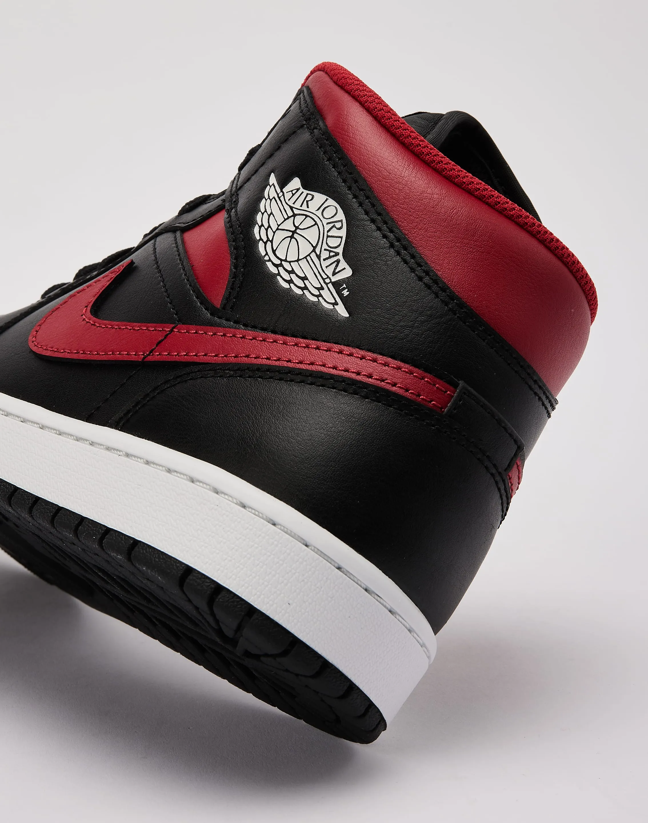 Comfortable Step Jordan  Air Jordan 1 Mid