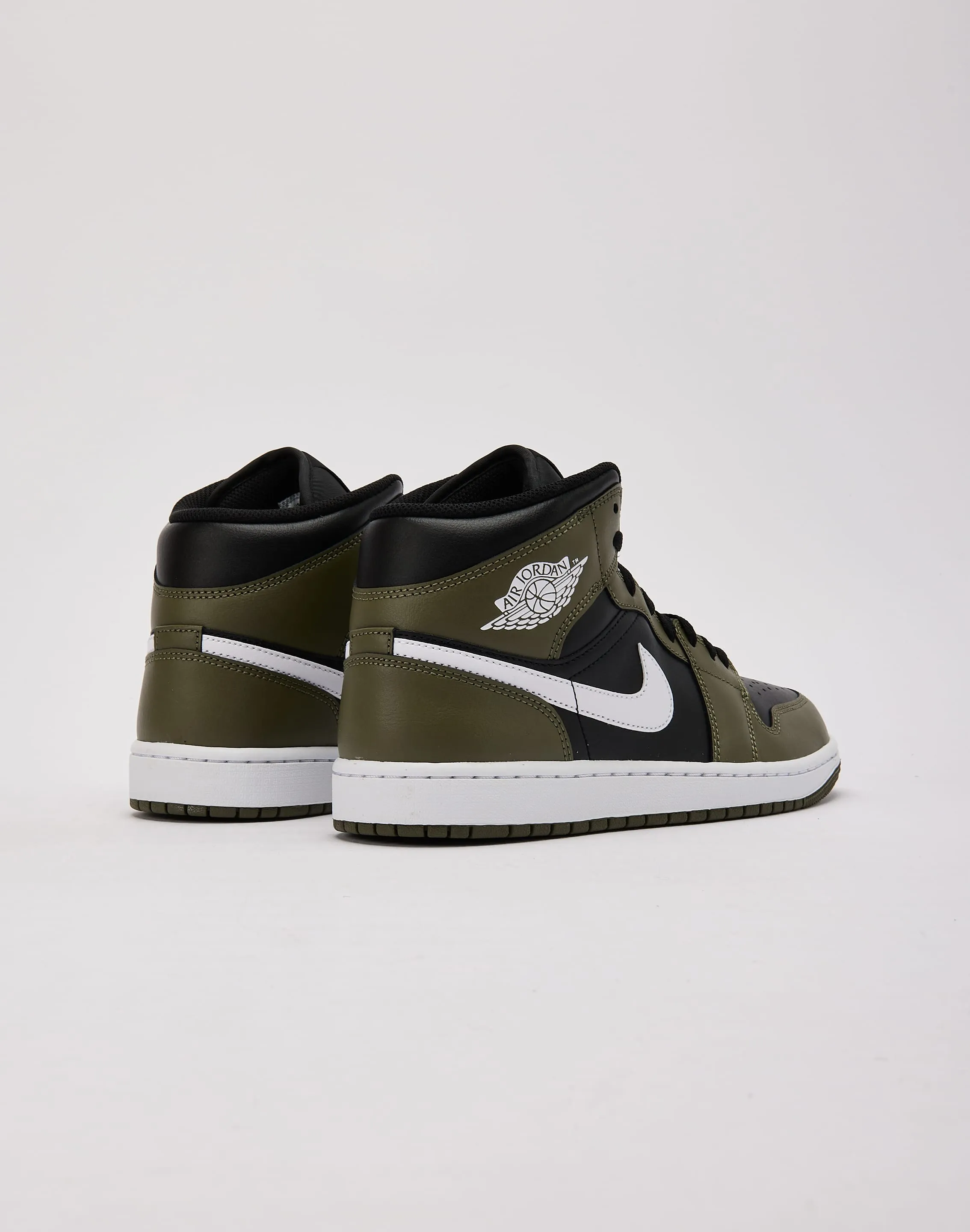 Jordan Air Jordan 1 Mid mom style