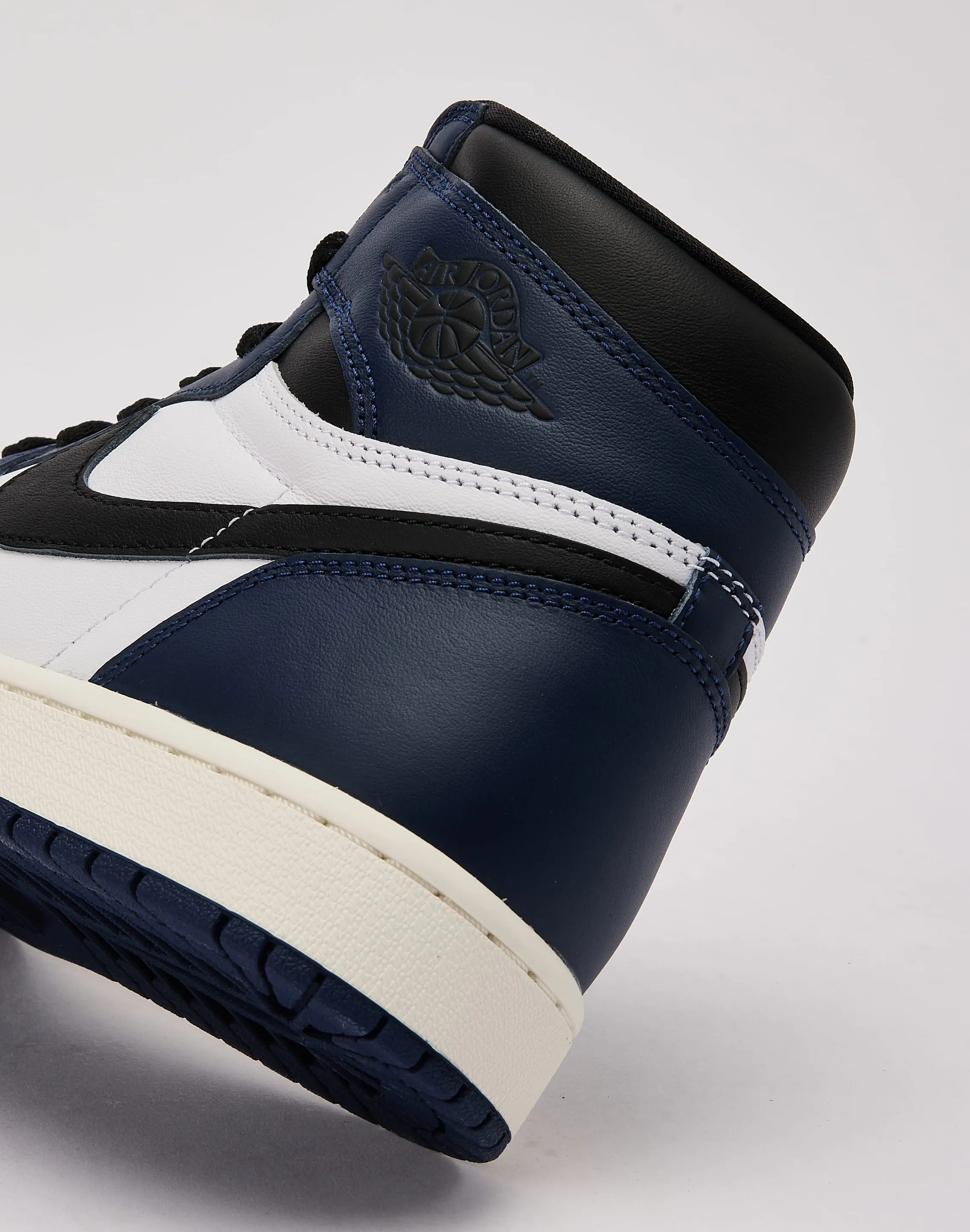 Bend Step Jordan Air Jordan 1 Retro High OG 'Midnight Navy'