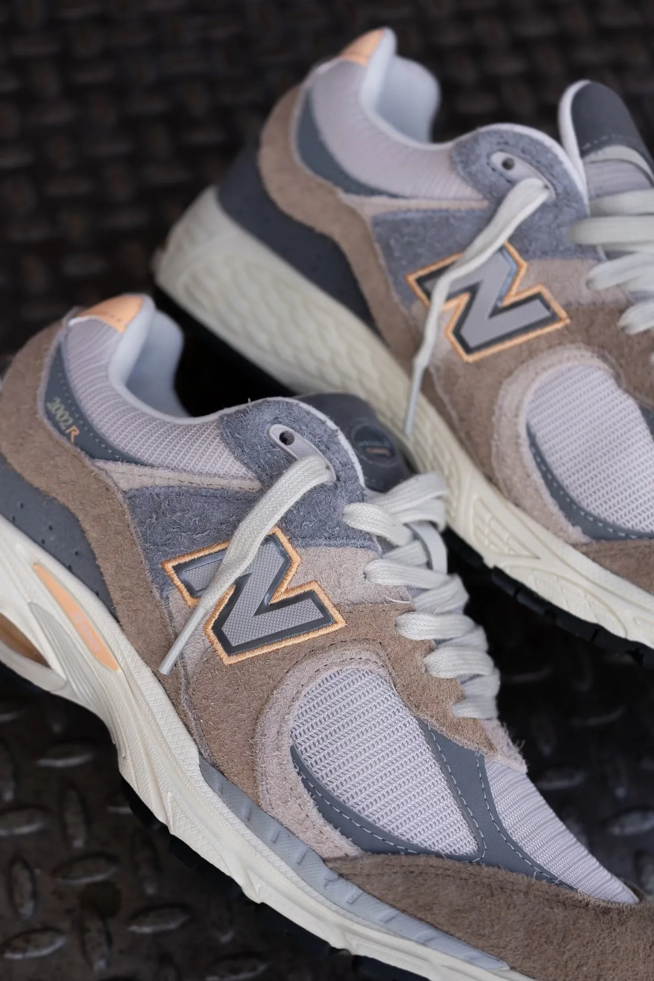 Iconic Ease Rough Mens New Balance 2002R (Mushroom Hazy Peach) - M2002REJ