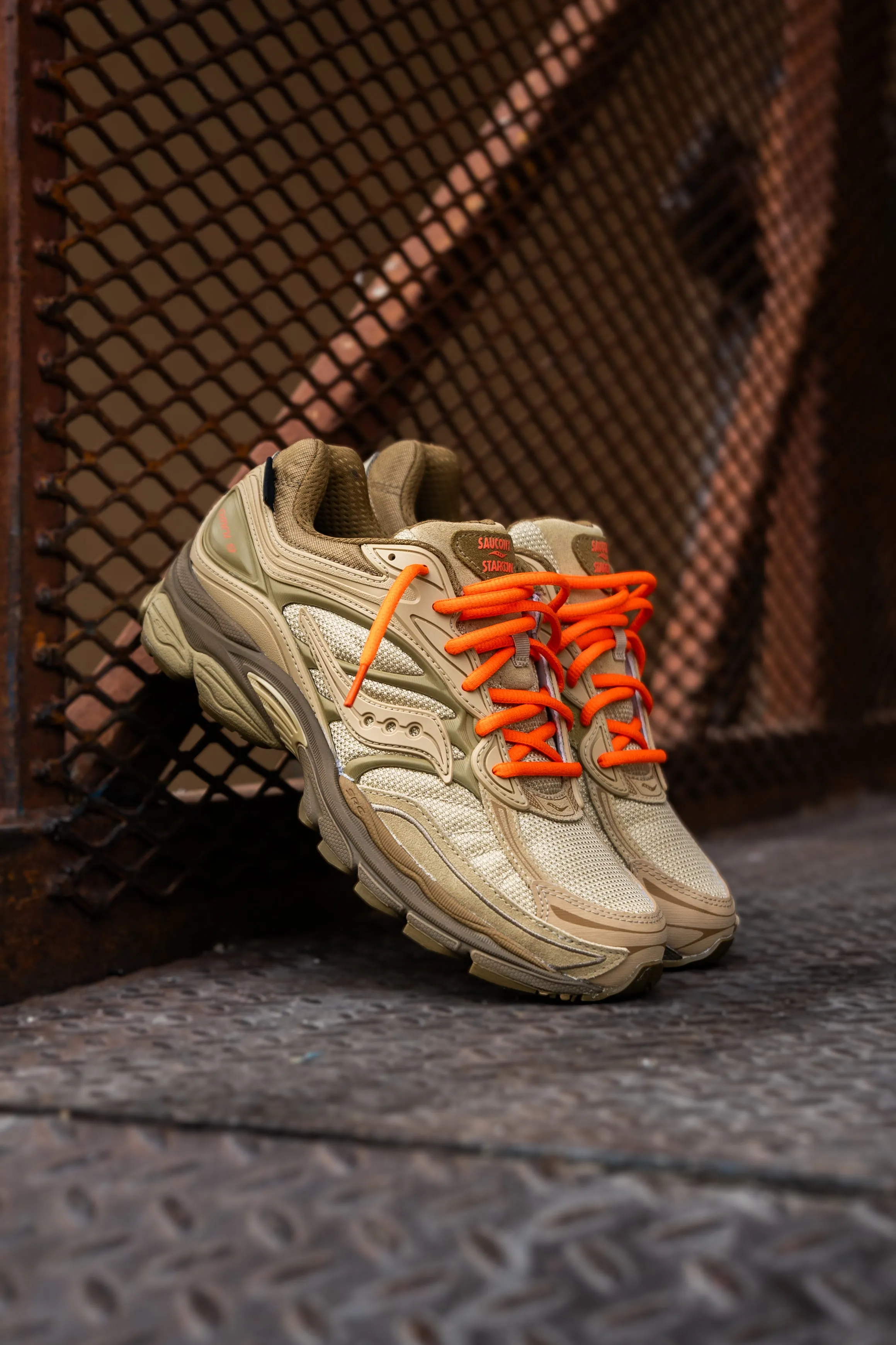 daily commuters All-around silhouette Mens Saucony x Starcow ProGrid Omni 9 (Beige/Tan)