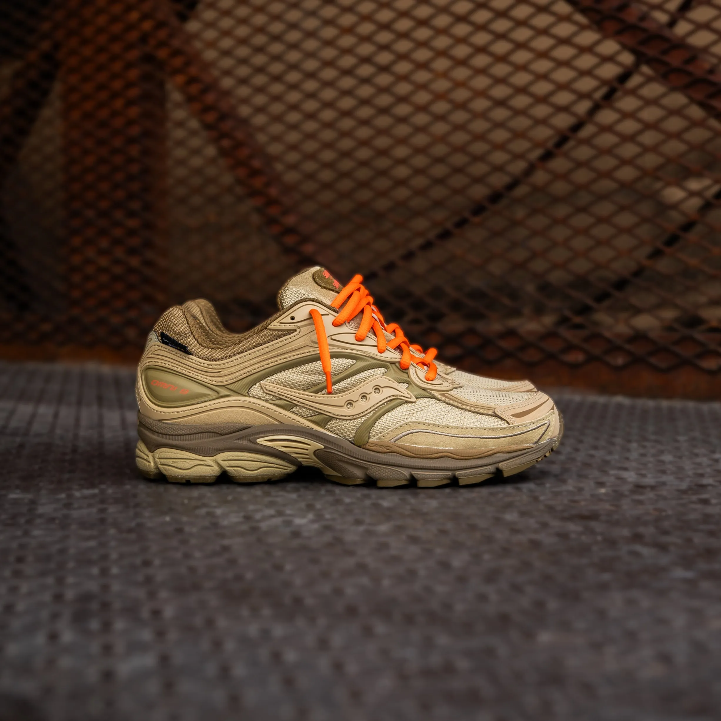 professional - style Sculpted stability Mens Saucony x Starcow ProGrid Omni 9 (Beige/Tan)