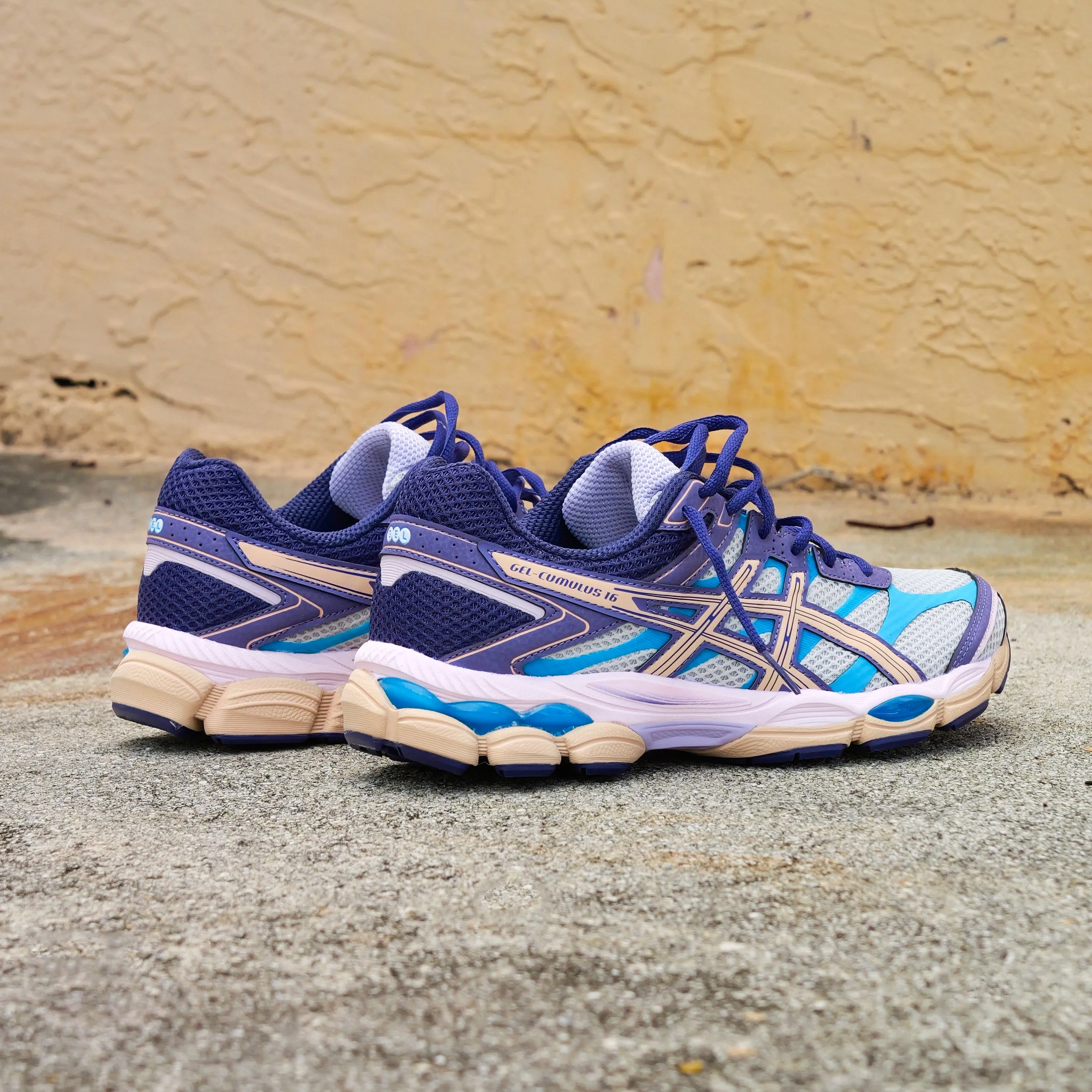 High-quality mountain climbers' hiking boots Mens Asics Gel-Cumulus 16 (Cloud Grey/Bisque)