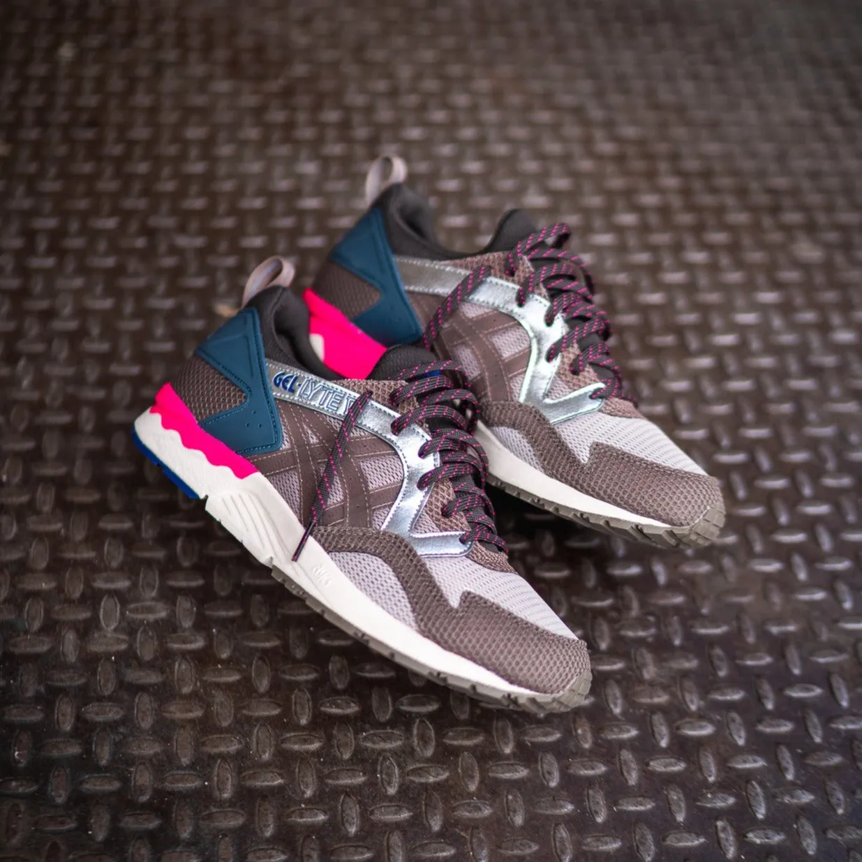 casual - style Mens Asics Gel-Lyte 5 (Simply Taupe/Greige) - 1203A283-250