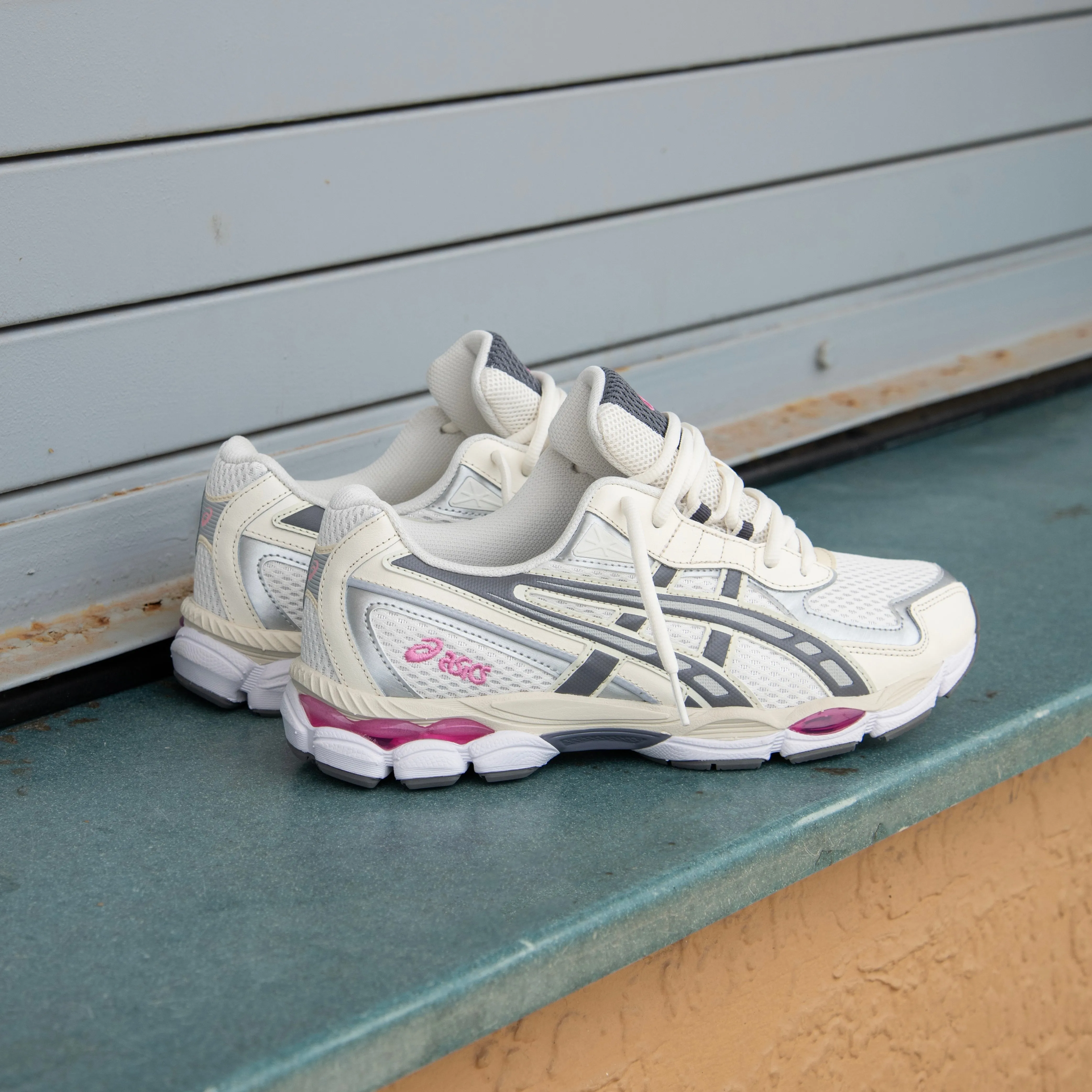 Wide-fit street - specific features Mens Asics Gel-NYC 2055 (Cream/Carbon)