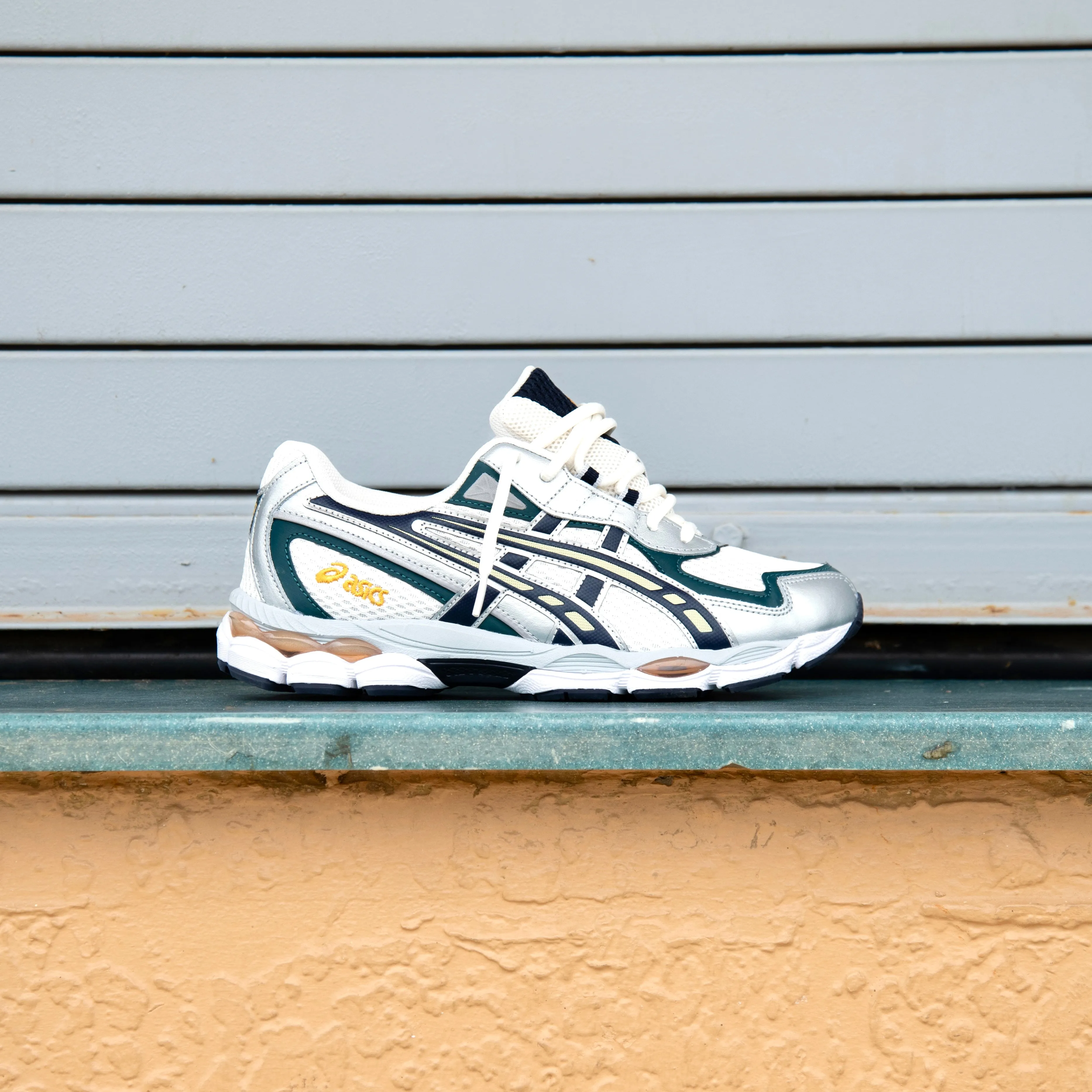 Stackable soccer players' traction Mens Asics Gel-NYC 2055 (Cream/Midnight)