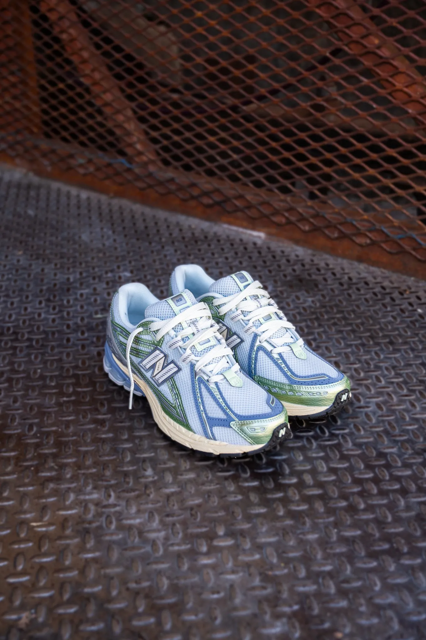 durability - level Elite Design Mens New Balance 1906R (Metallic Green/Blue) - U1906RNE