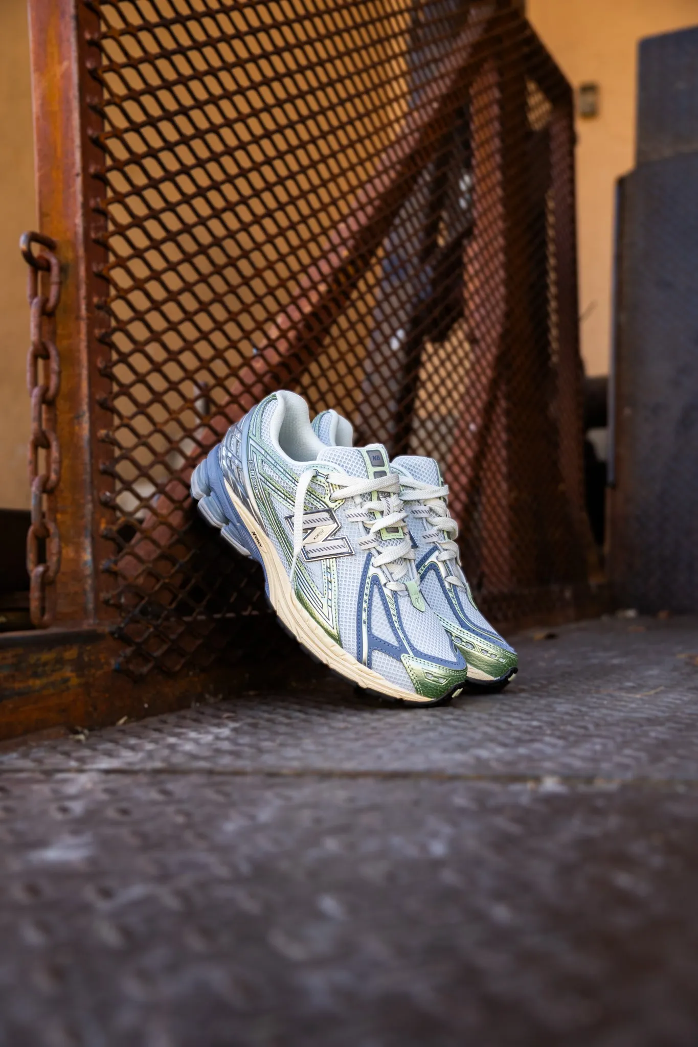 Shock - absorbing midsole Sleek cushioning Mens New Balance 1906R (Metallic Green/Blue) - U1906RNE