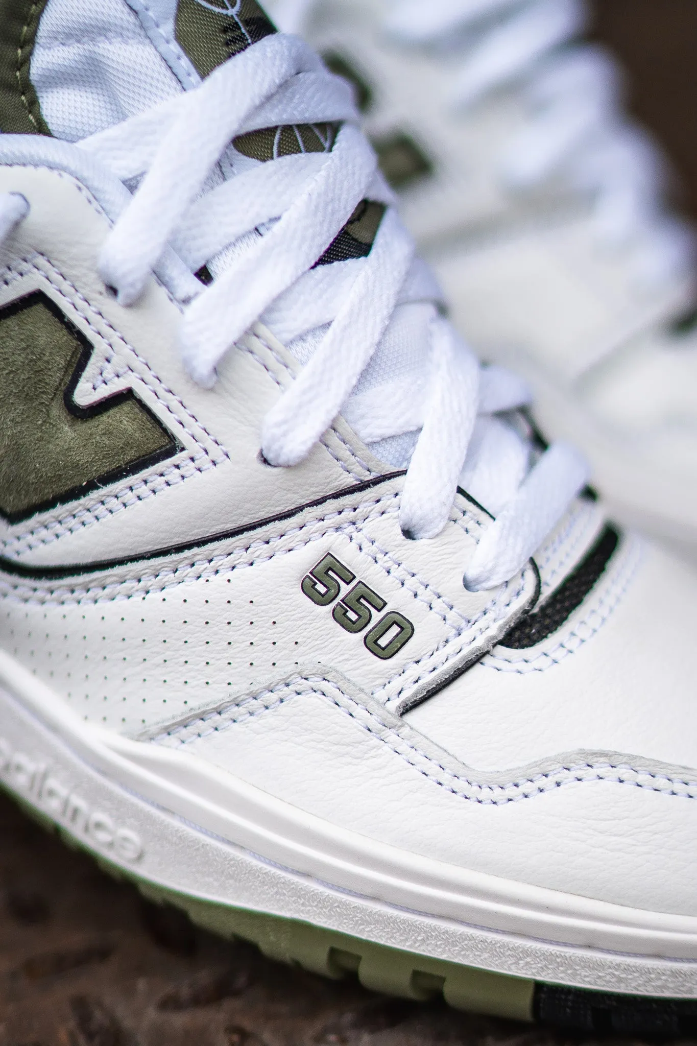 Mens New Balance 550 (White/Olive) - BB550DOB Typical Tailored grip
